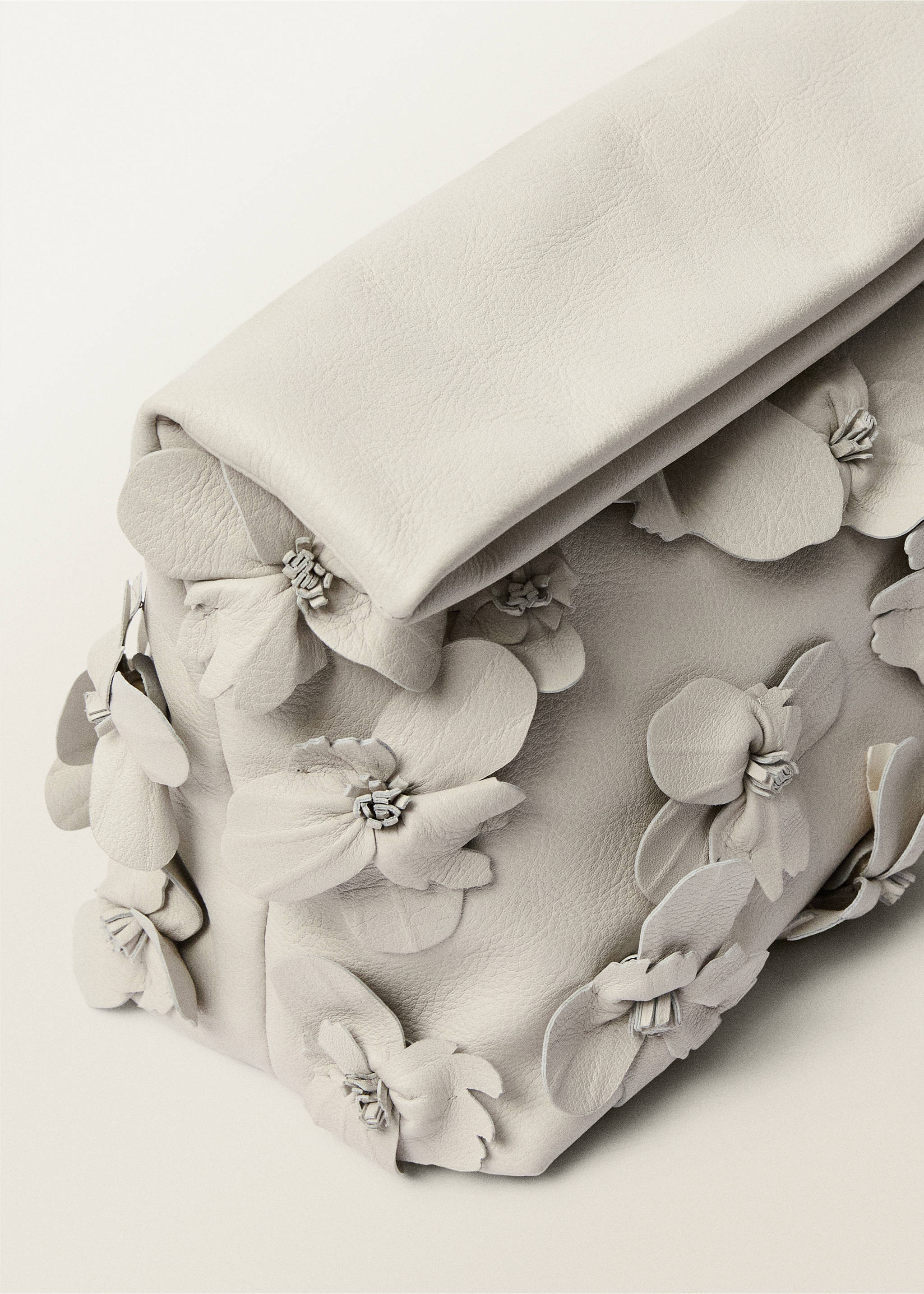Sac à main en cuir détail fleurs - Détail de l'article 4, Blanc cassé. Ref: 87047719-00.