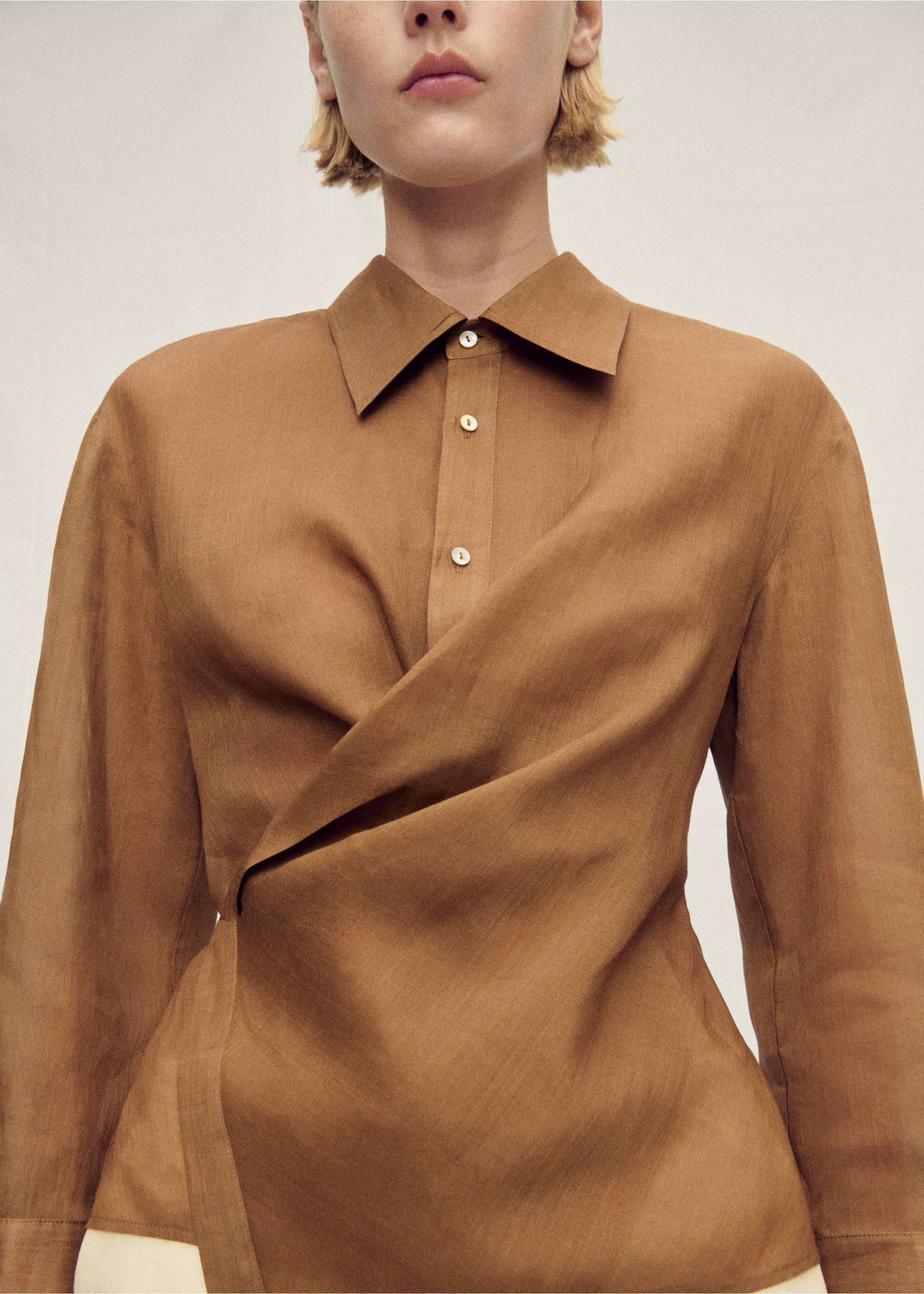 Camisa ramio cierre asimétrico - Plano medio, Marrón. Ref: 87047896-00.