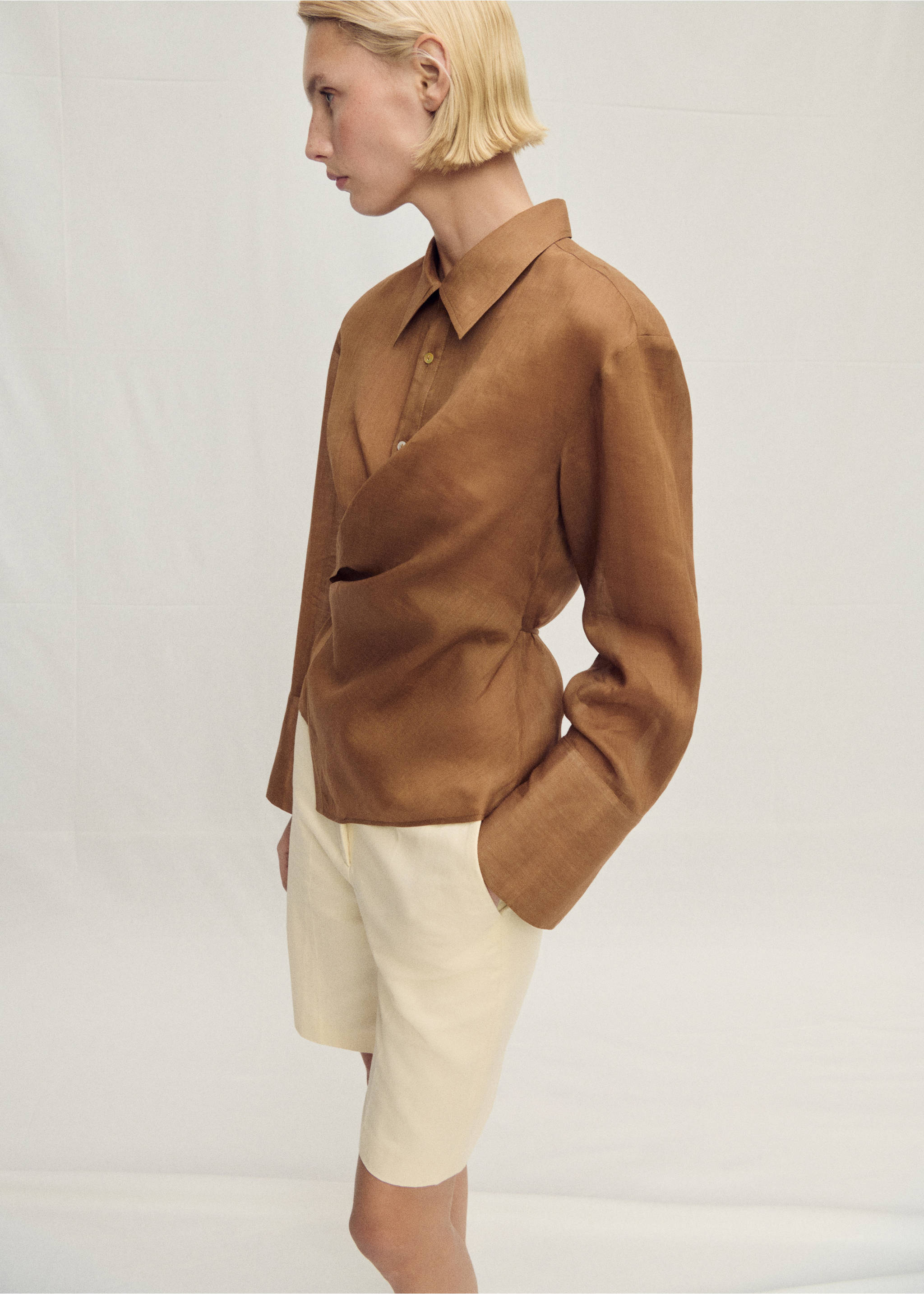 Camisa ramio cierre asimétrico - Detalle del artículo 1, Marrón. Ref: 87047896-00.