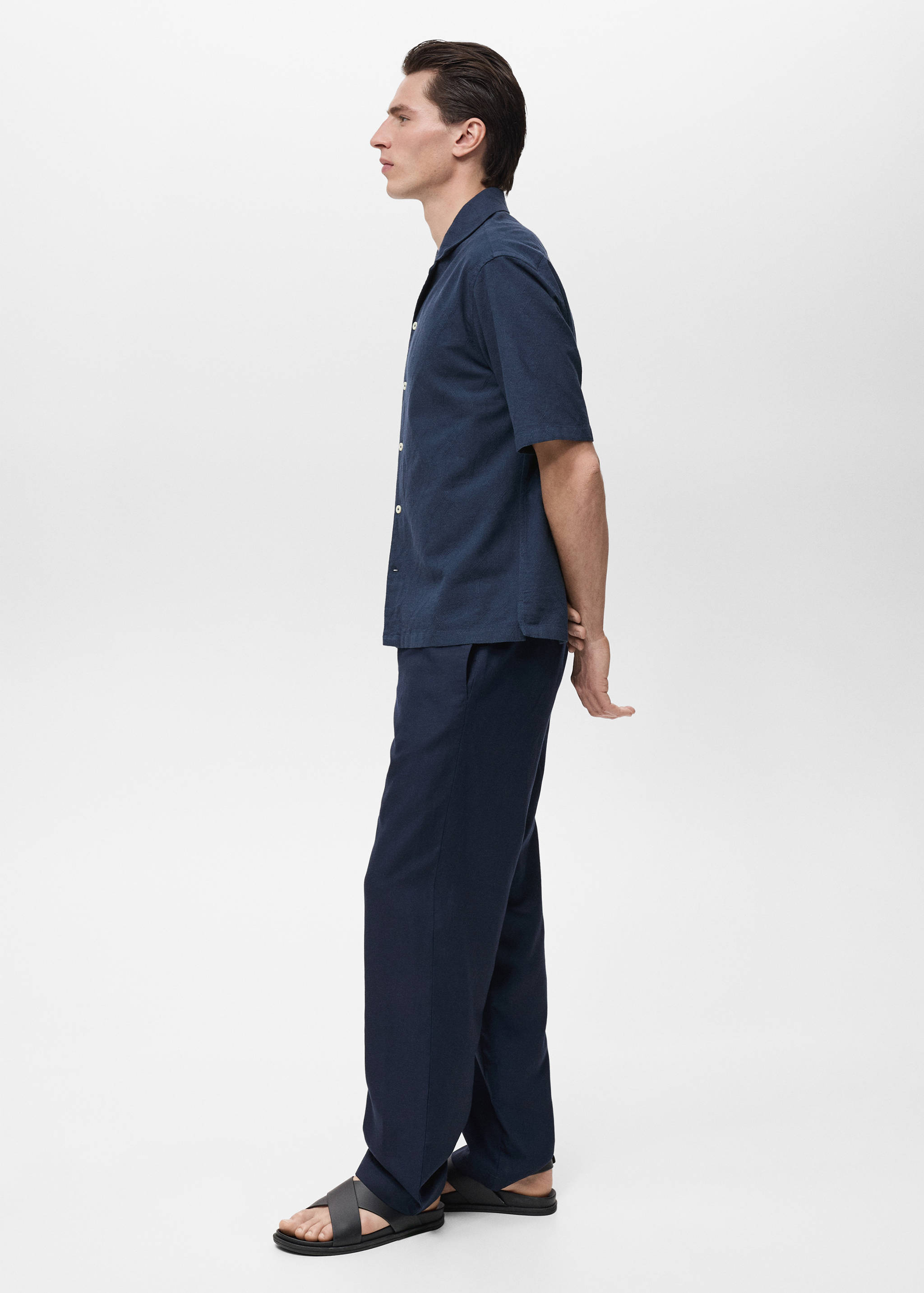 Hemd mit Bowlingkragen und Stickereien - Detail des Artikels 2