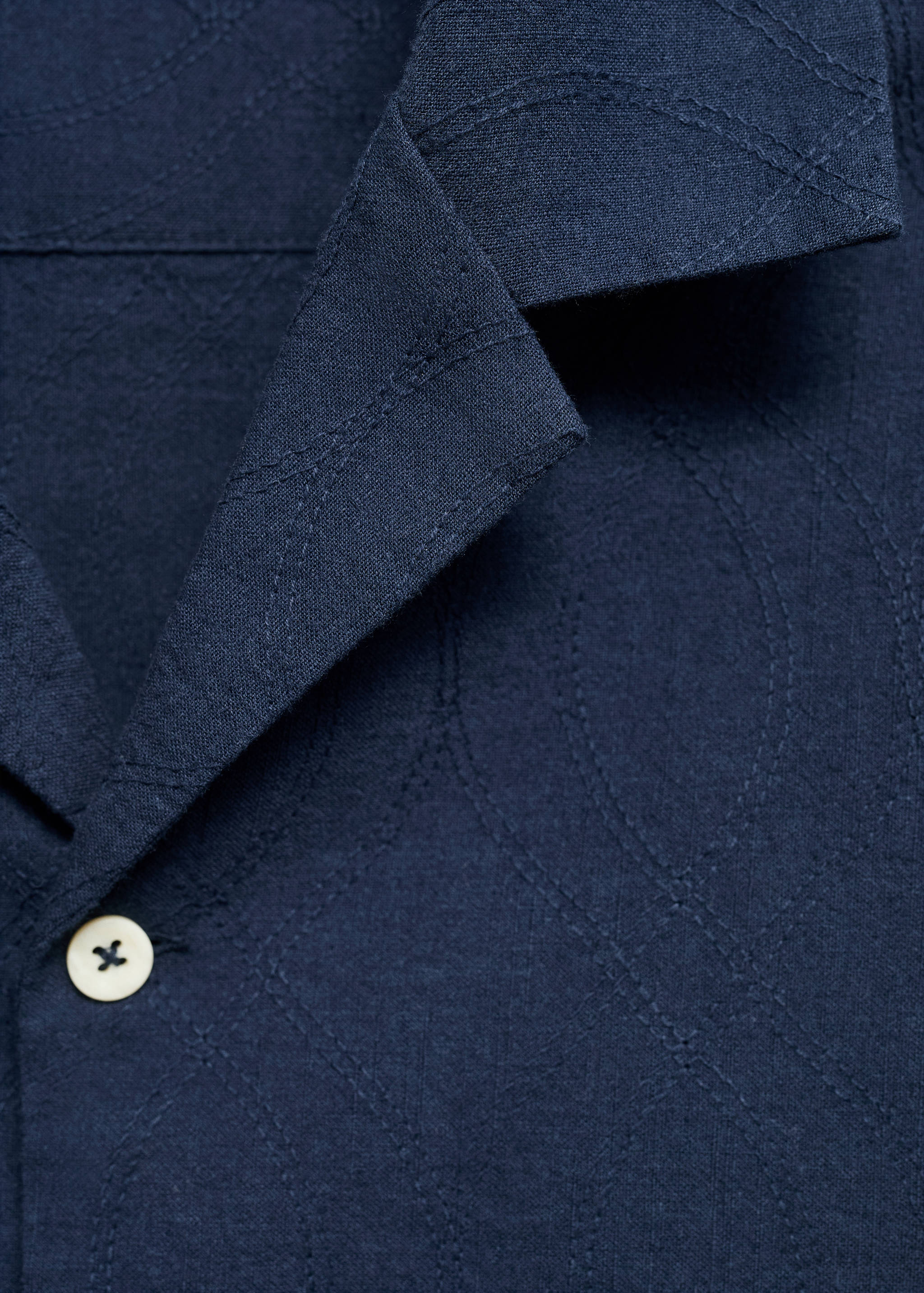 Hemd mit Bowlingkragen und Stickereien - Detail des Artikels 8