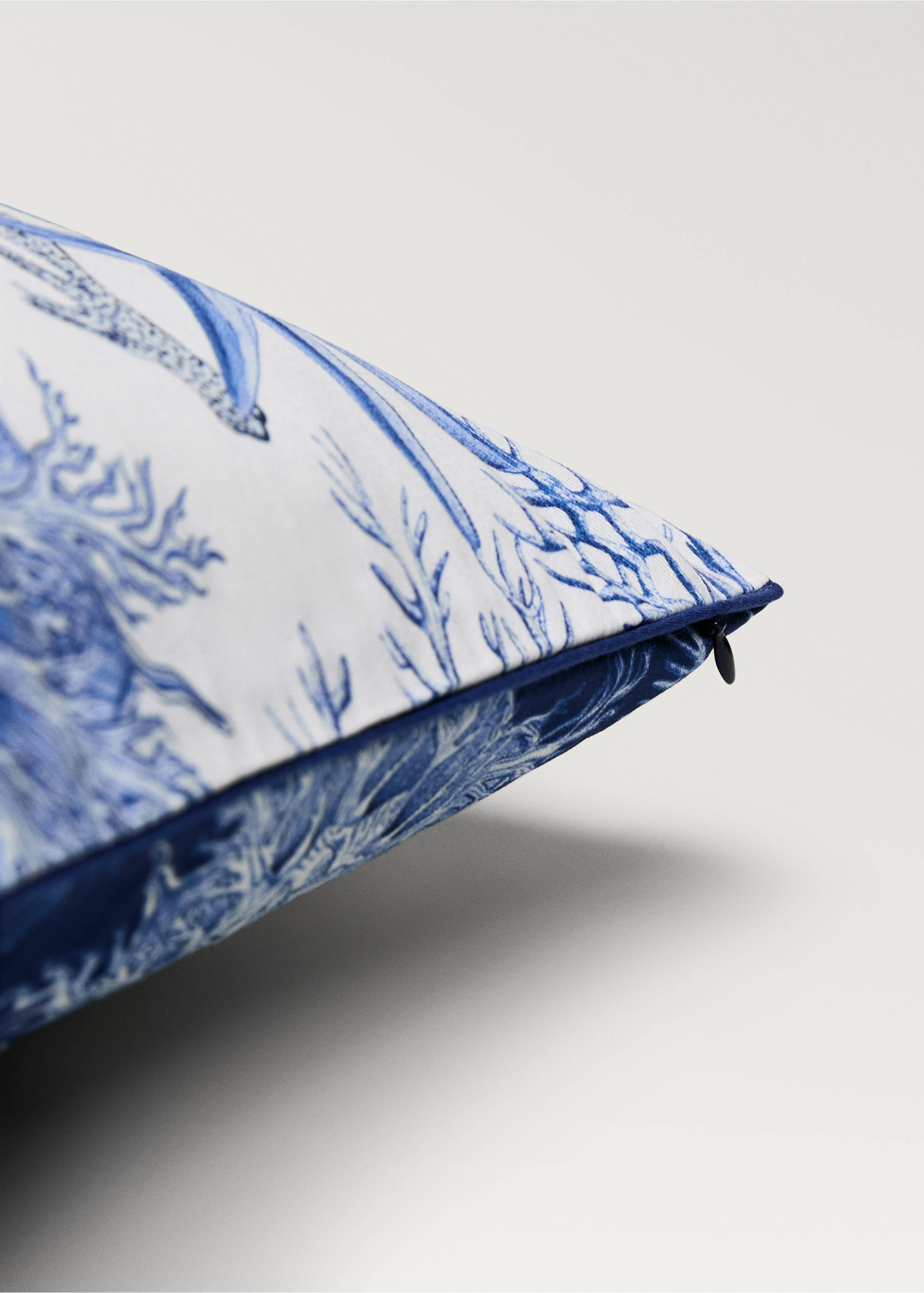 Reversible marine-print cushion cover 45x45 cm - Details of the article 2, Off White. Ref: 87047910-00.