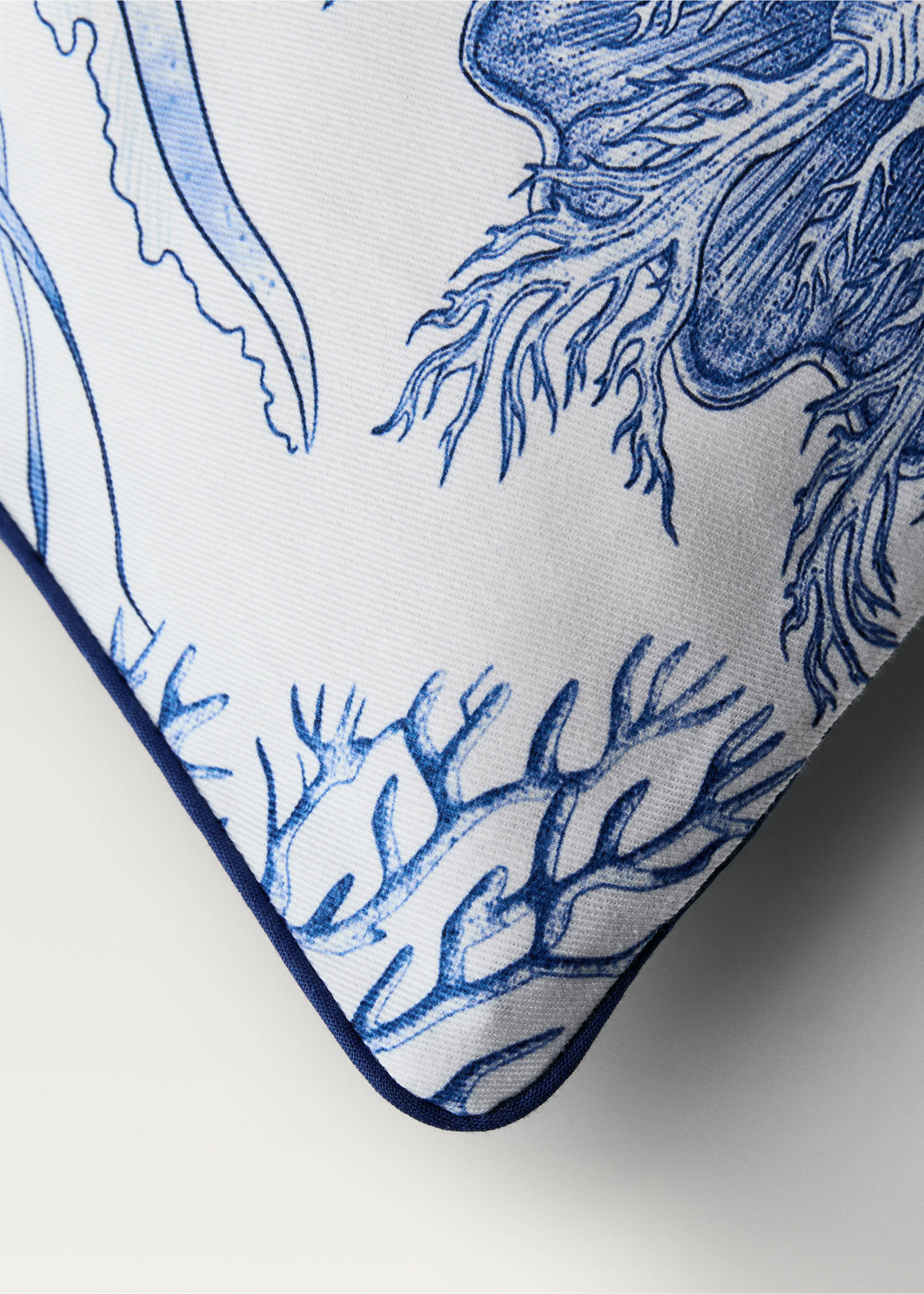 Reversible marine-print cushion cover 45x45 cm - Details of the article 3, Off White. Ref: 87047910-00.