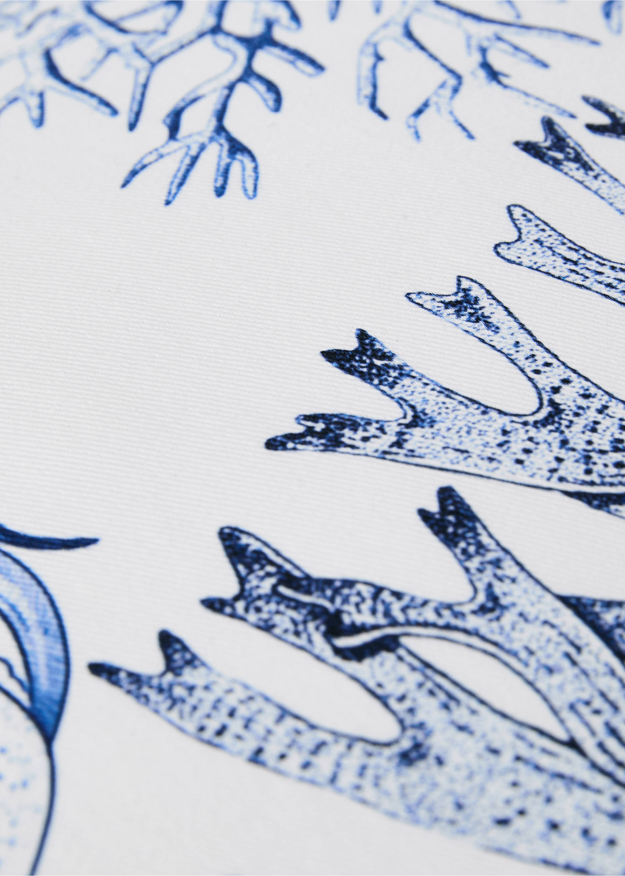 Reversible marine-print cushion cover 45x45 cm - Details of the article 4, Off White. Ref: 87047910-00.
