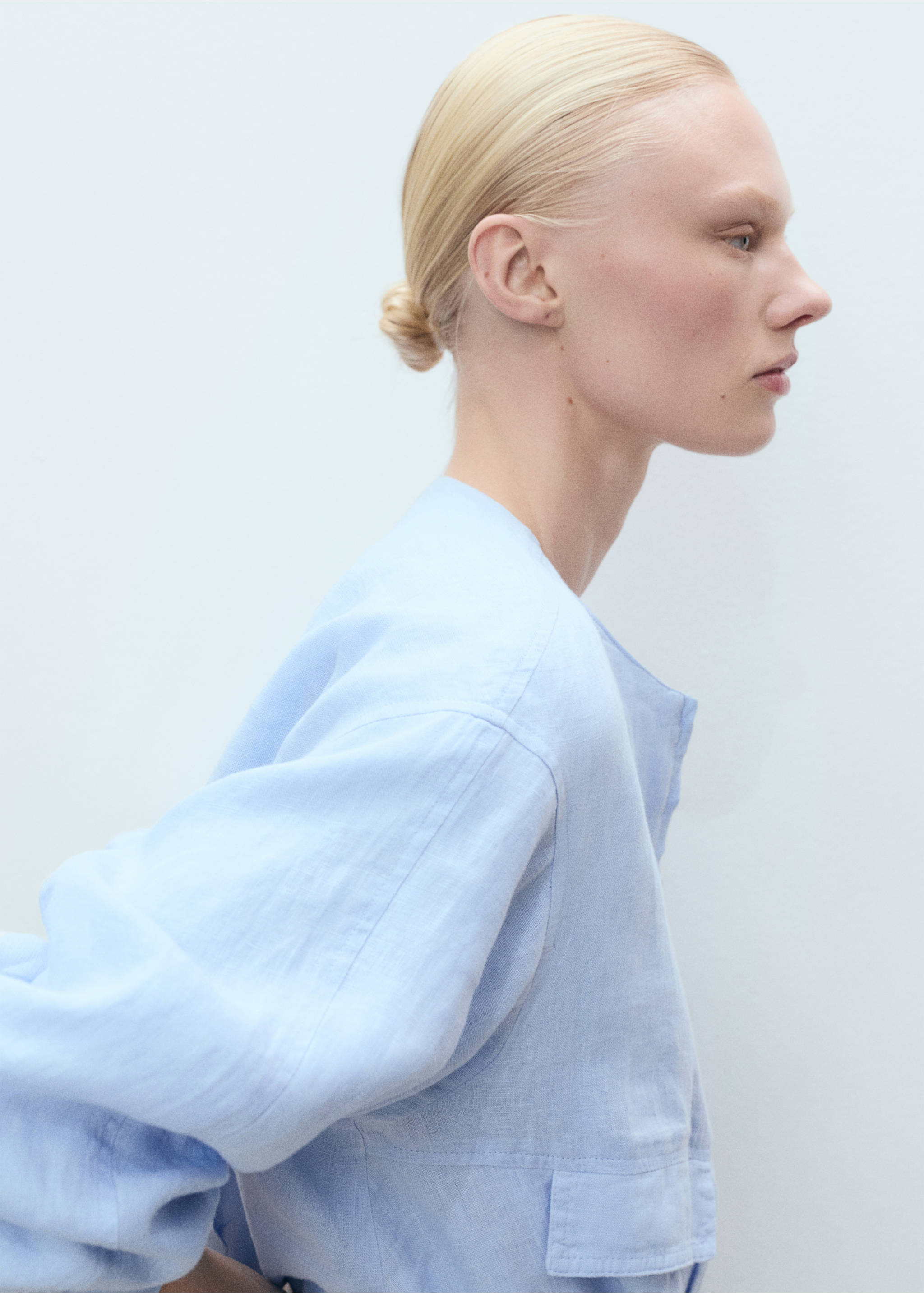 Casaco cropped de linho com bolsos - Pormenor do artigo 1, Azul-celeste. Ref: 87048641-00.