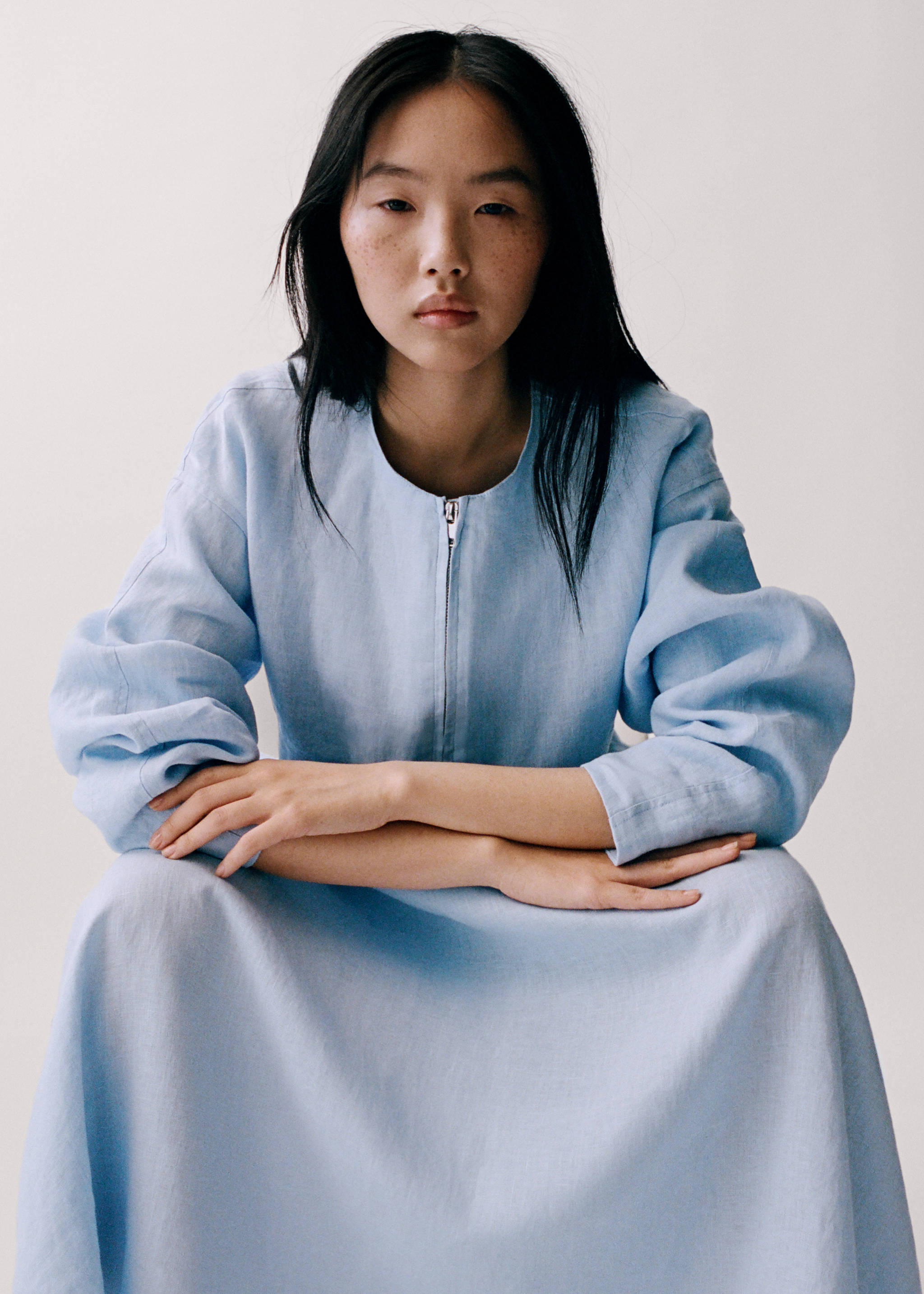 Casaco cropped de linho com bolsos - Pormenor do artigo 6, Azul-celeste. Ref: 87048641-00.