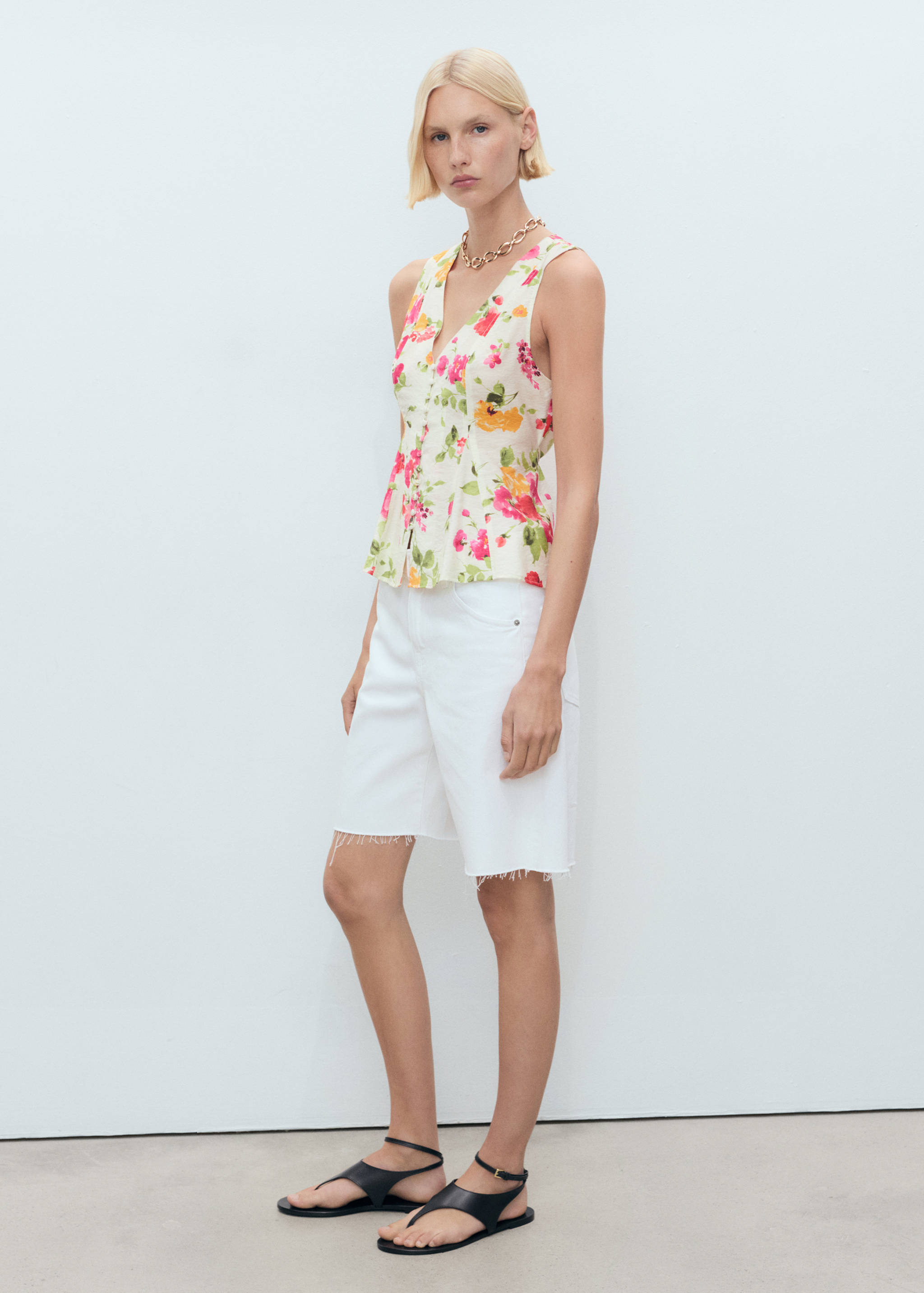 Taillierte Bluse mit Blumenmuster und Knöpfen - Allgemeine Ansicht