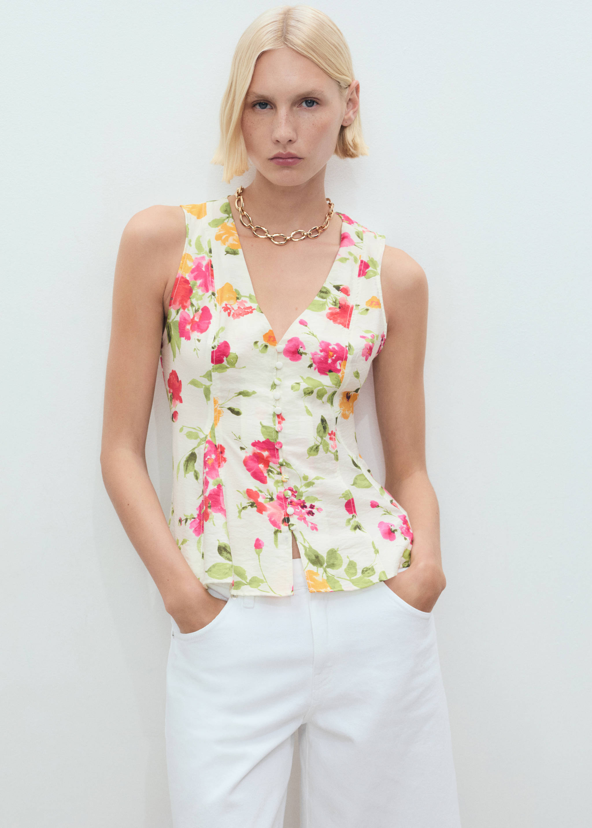 Taillierte Bluse mit Blumenmuster und Knöpfen - Mittlere Ansicht