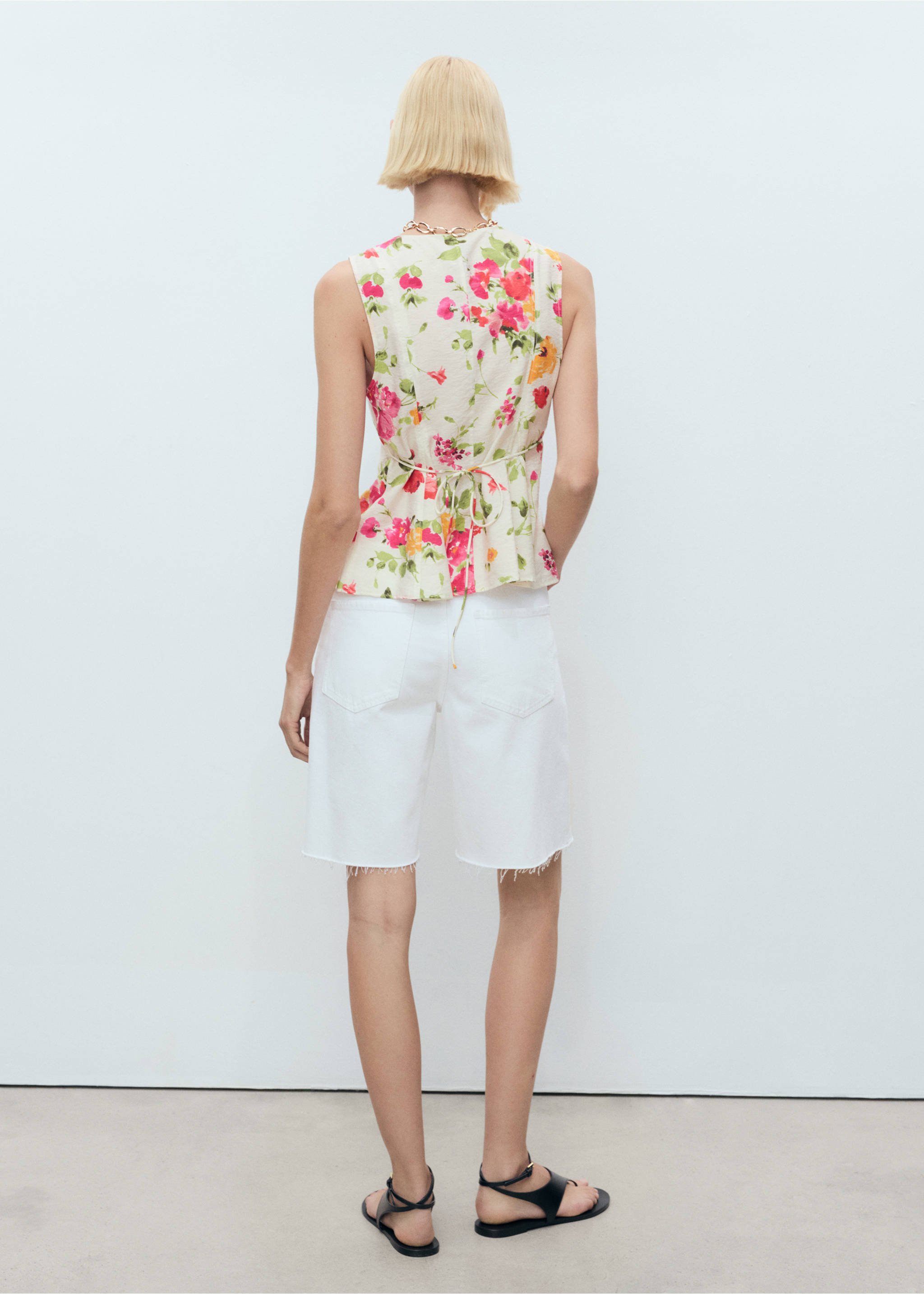 Floral button-down fitted blouse - Reverse of the article, Ecru. Ref: 87048645-00.