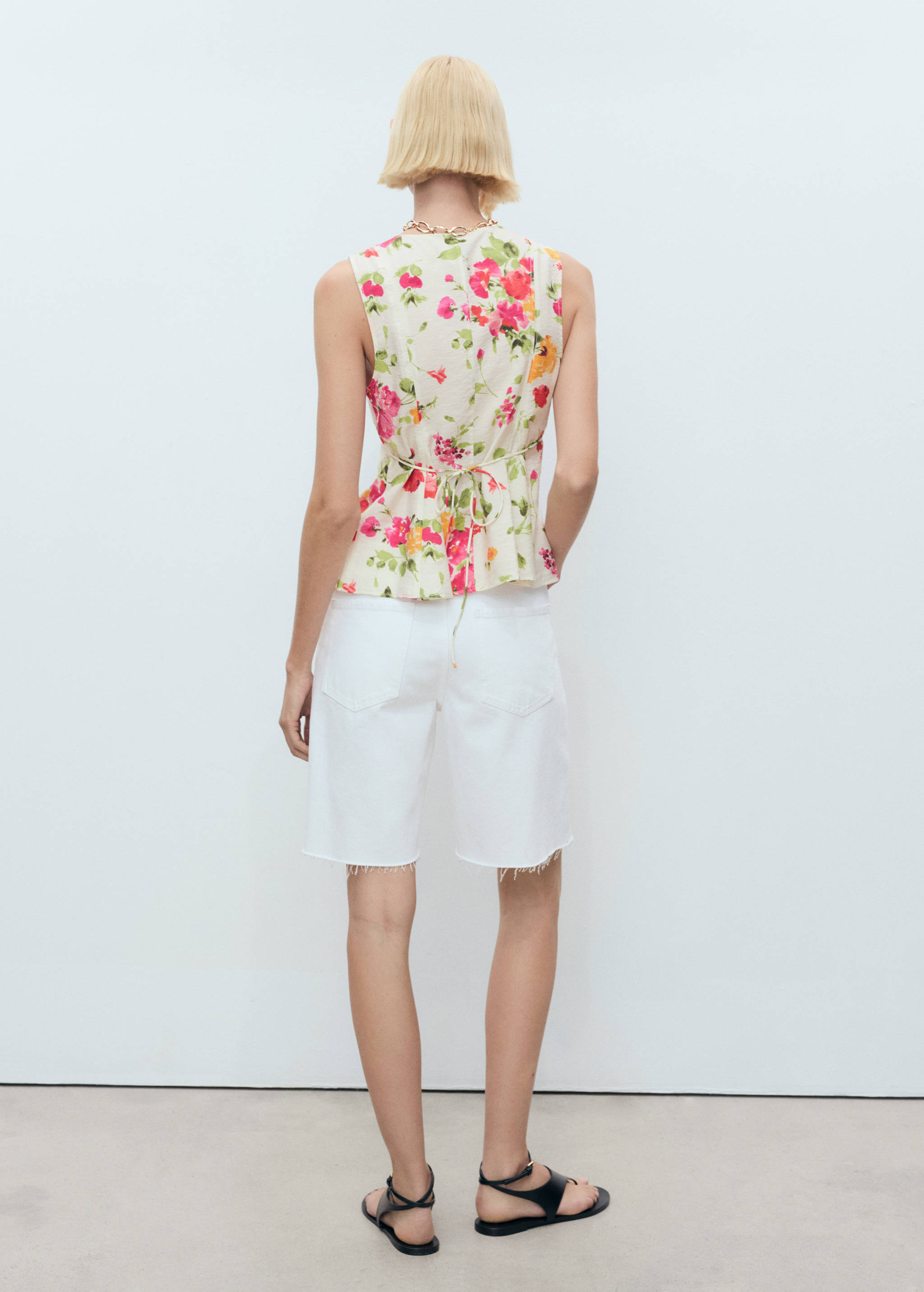 Taillierte Bluse mit Blumenmuster und Knöpfen - Rückseite des Artikels