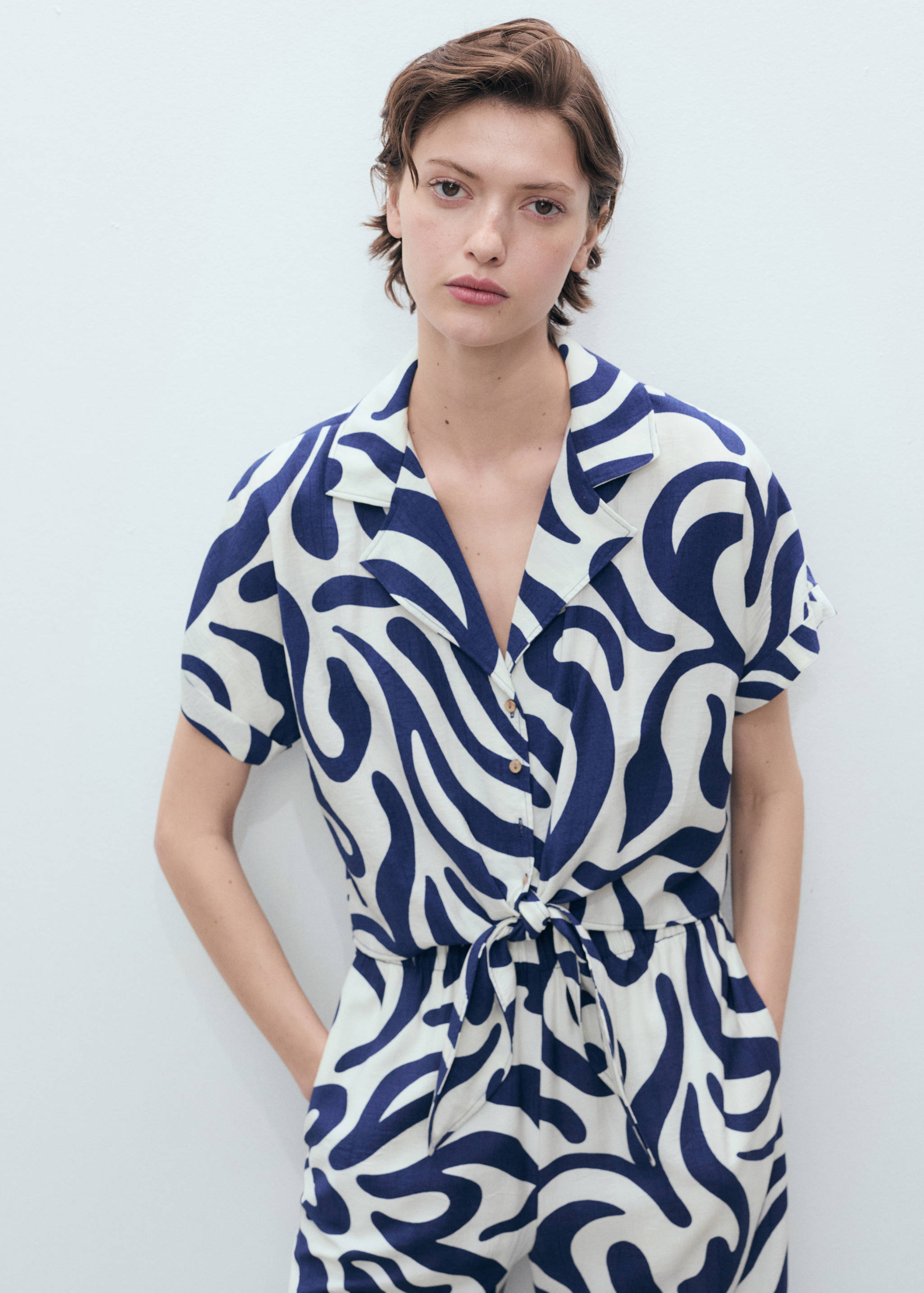 Camisa crop estampada nudo - Plano medio