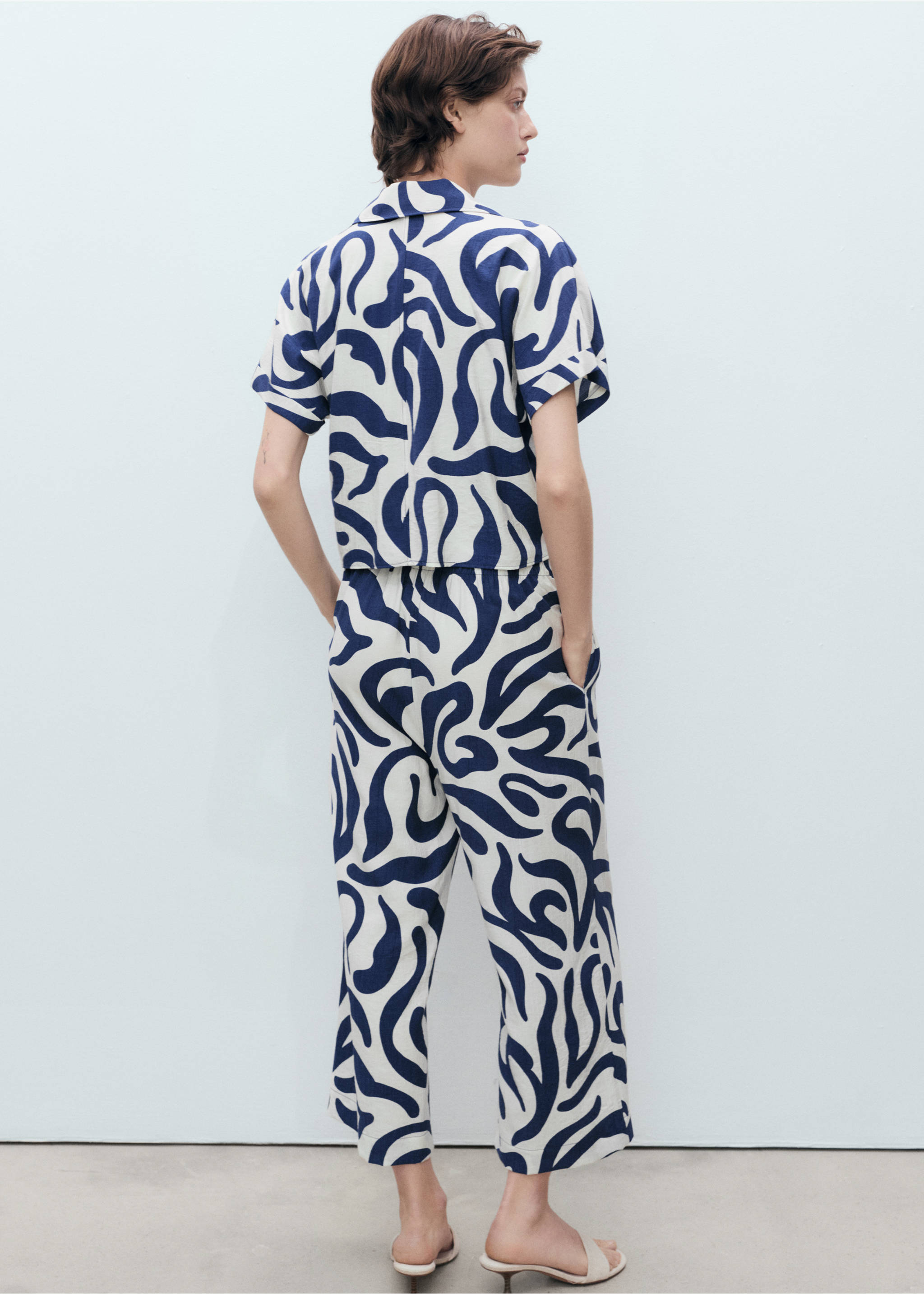 Πουκάμισο crop με τύπωμα και δέσιμο - Πίσω όψη προϊόντος, Υπόλευκο. Ref: 87048646-00.