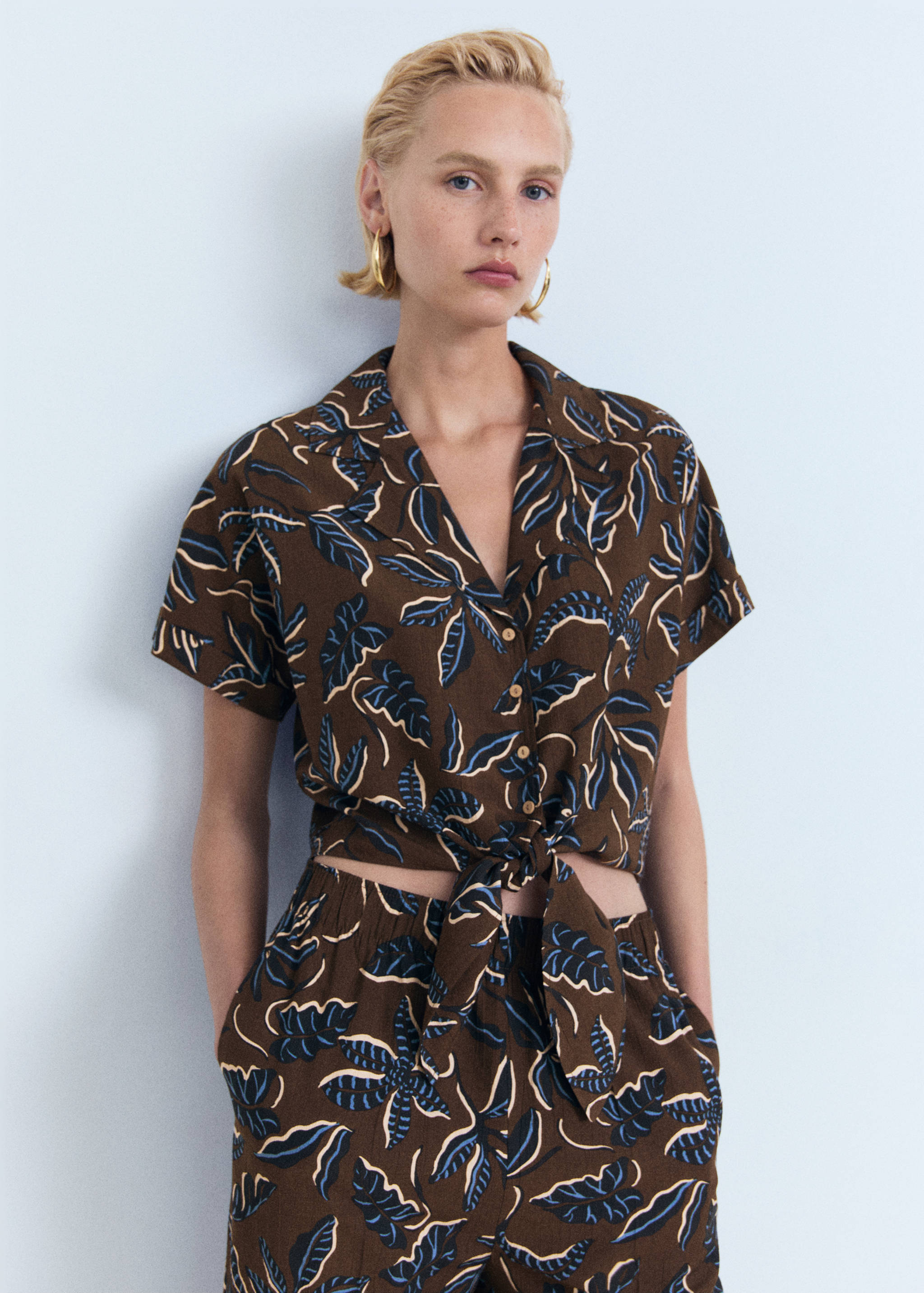 Camisa crop estampada nudo - Plano medio