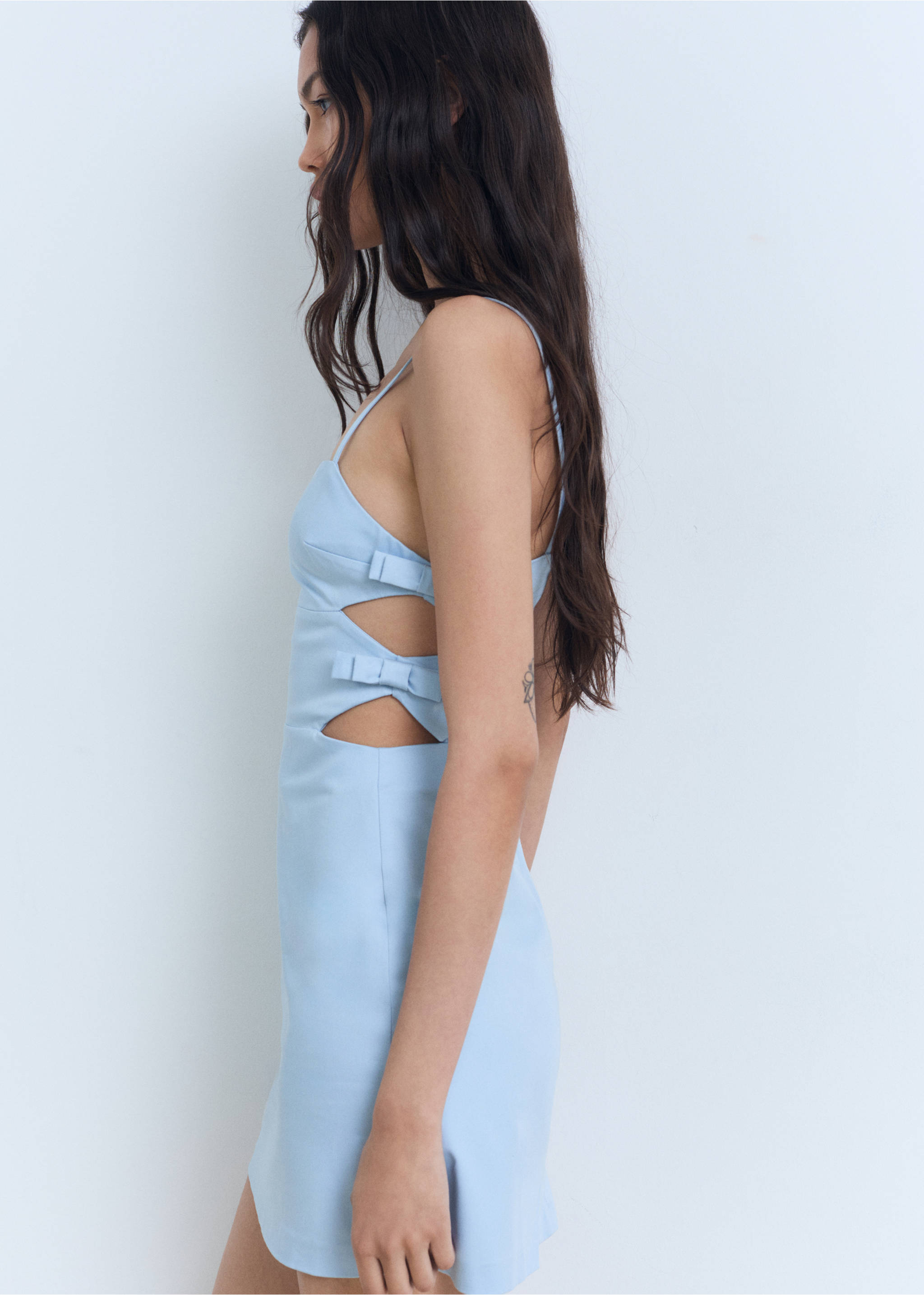 Vestido corto cut out lazos - Plano medio, Azul celeste. Ref: 87049067-00.