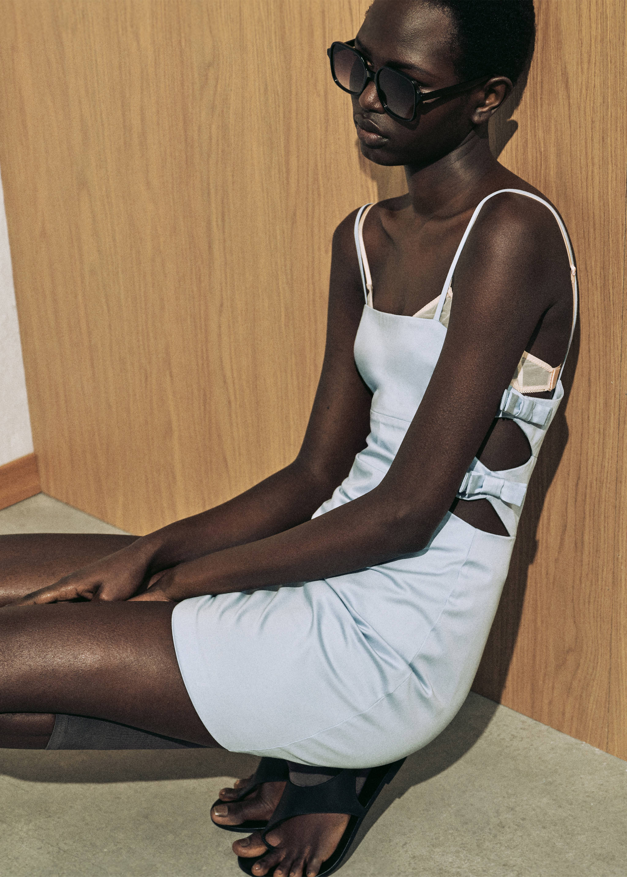 Short cut-out dress with bows - Details of the article 6