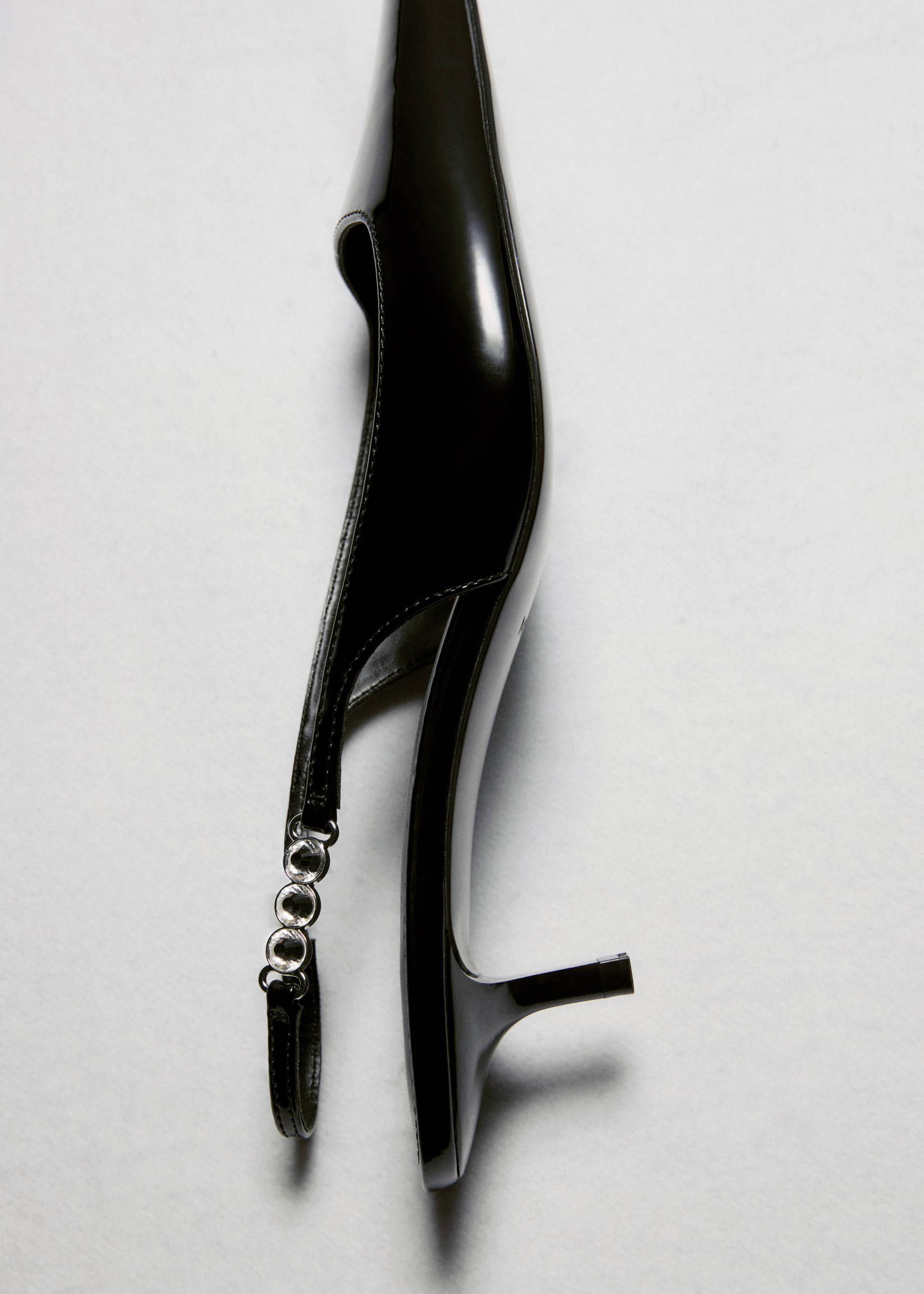 Kitten-Heels mit Strassdetail - Detail des Artikels 6, Schwarz. Ref: 87050209-00.