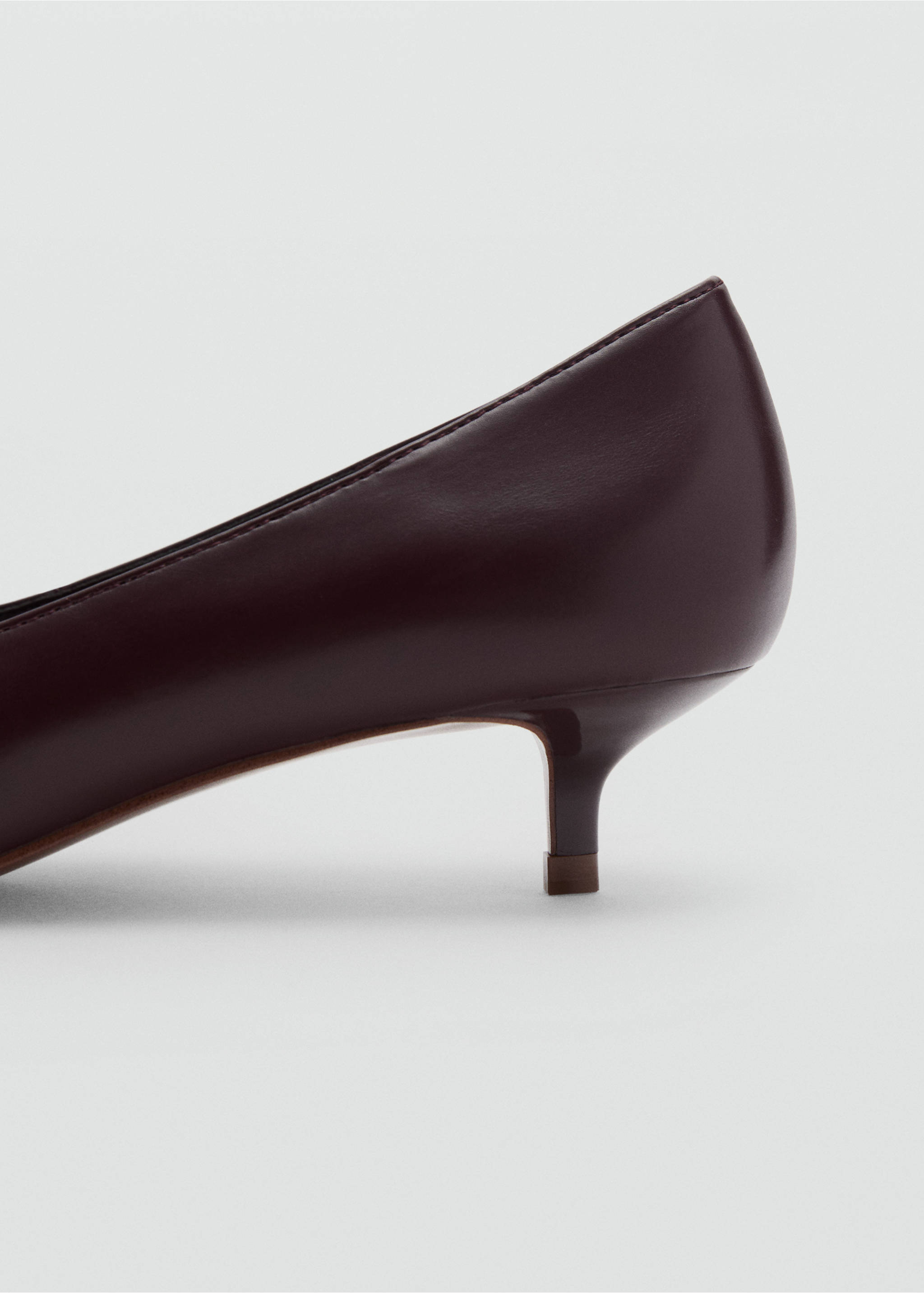 Kitten shoe with round toe - Details of the article 1, Burgundy. Ref: 87050210-00.