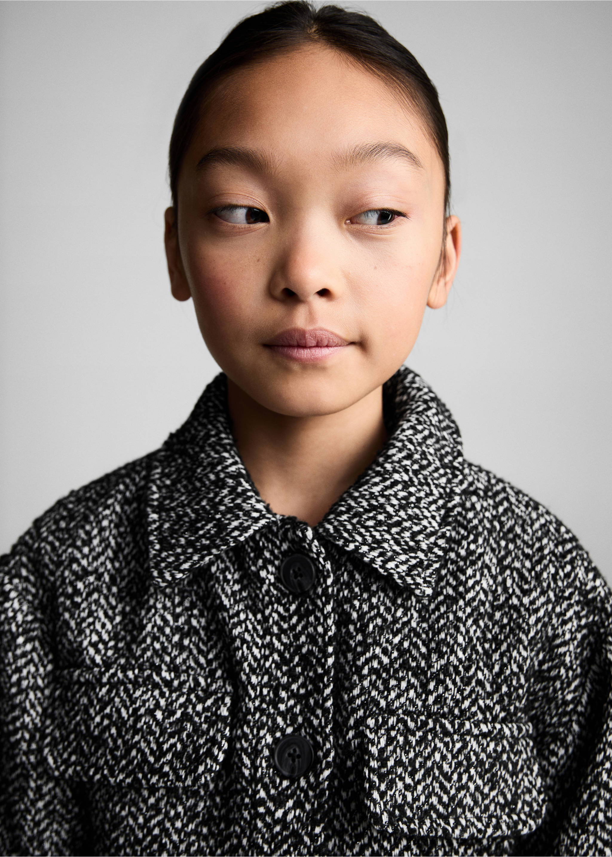 Crop-Jacke mit Fischgrätmuster - Detail des Artikels 1, Schwarz. Ref: 87050229-00.