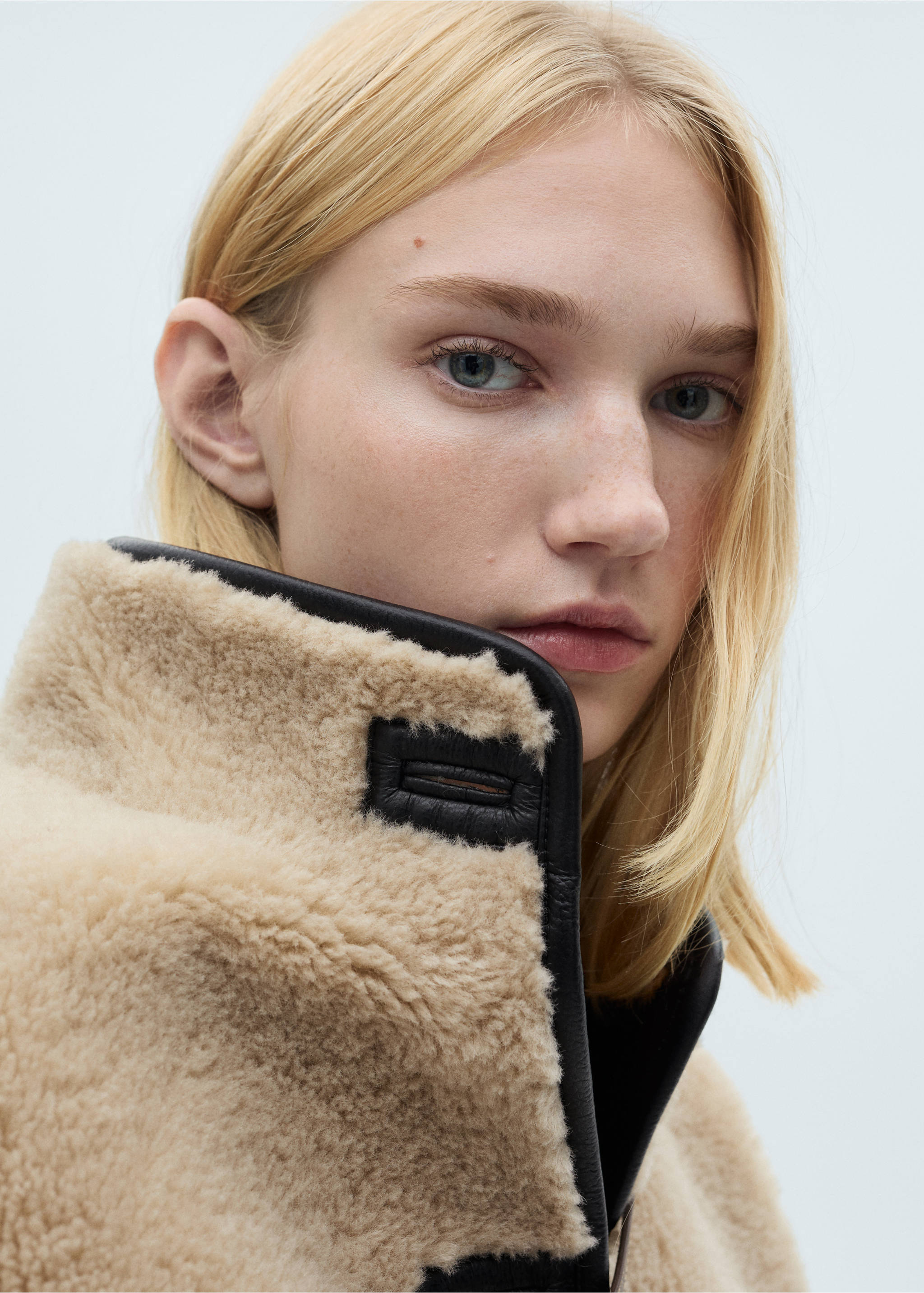 Manteau court en imitation fourrure - Détail de l'article 1, Écru. Ref: 87050232-00.