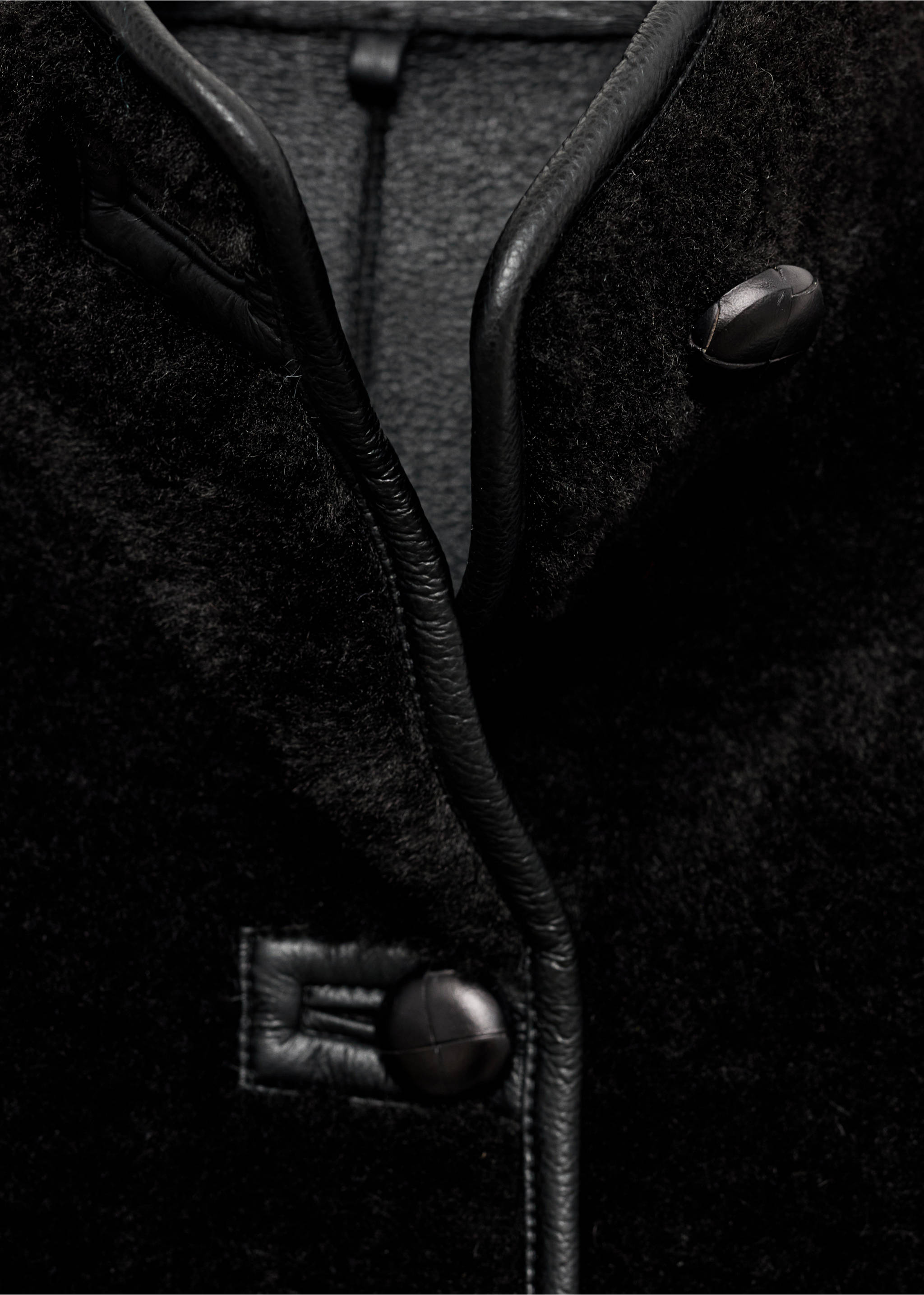 Short faux-fur coat - Details of the article 8, Black. Ref: 87050232-00.