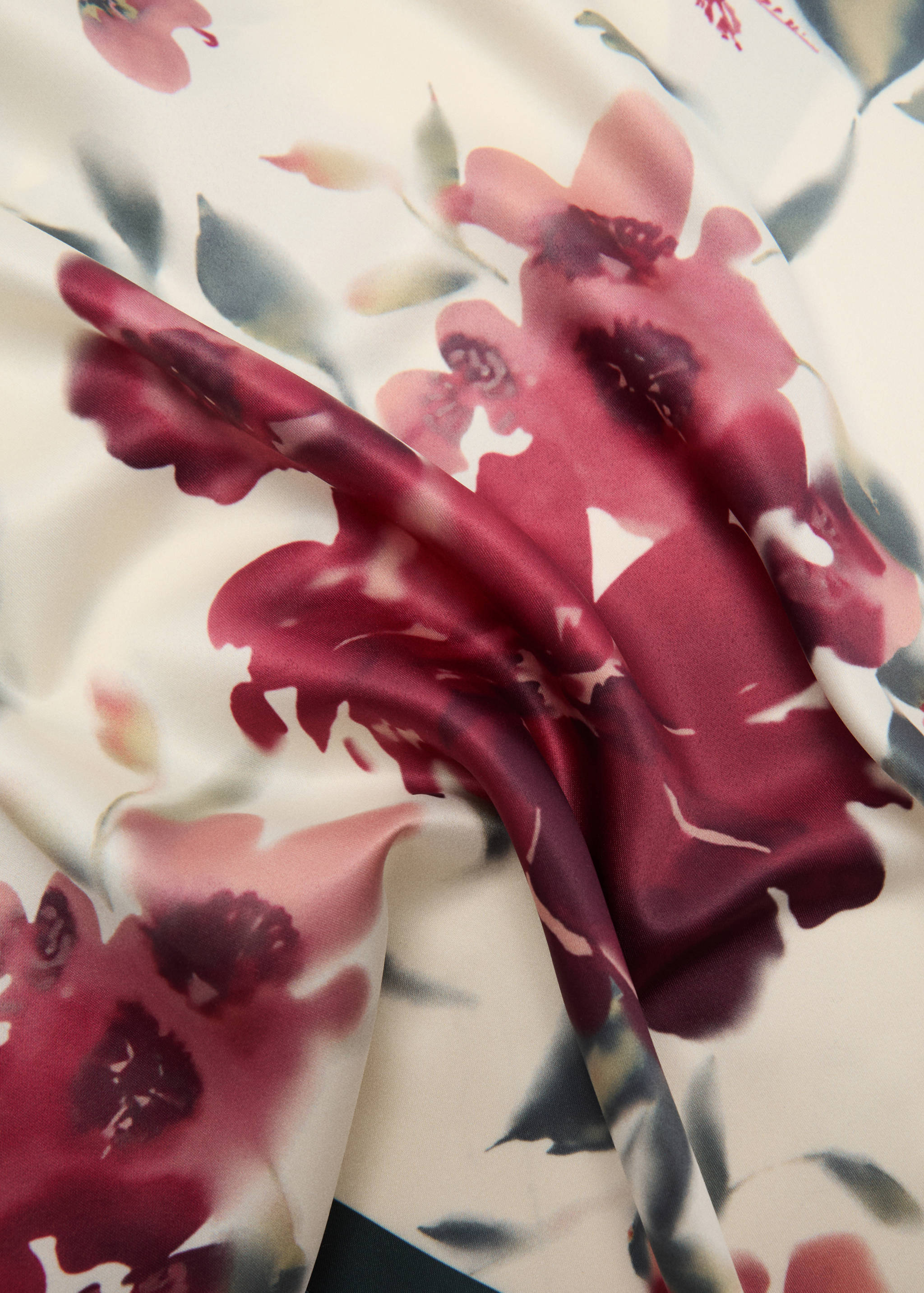 Lenço com estampado floral - Plano médio