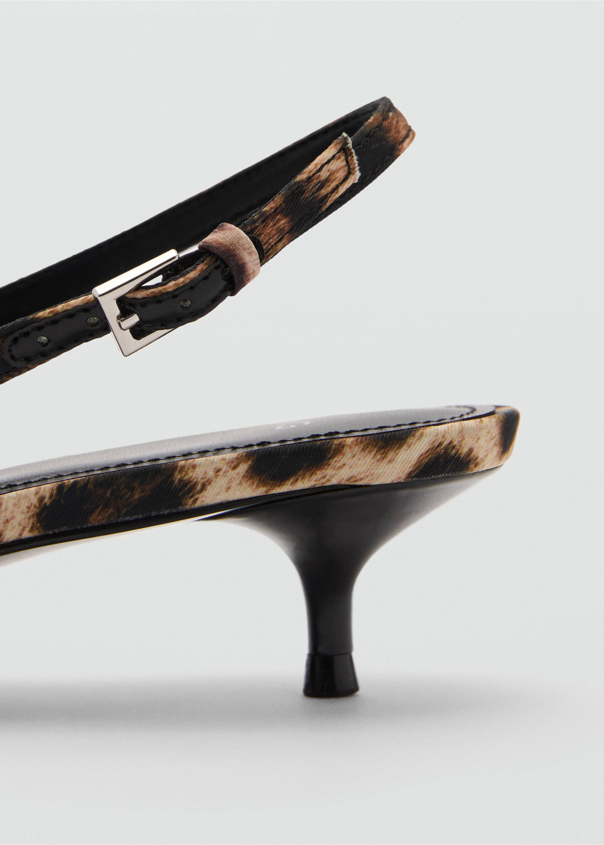 Høyhælte sko med leopardmønster - Artikkeldetalj 1, Svart. Ref: 87050256-00.