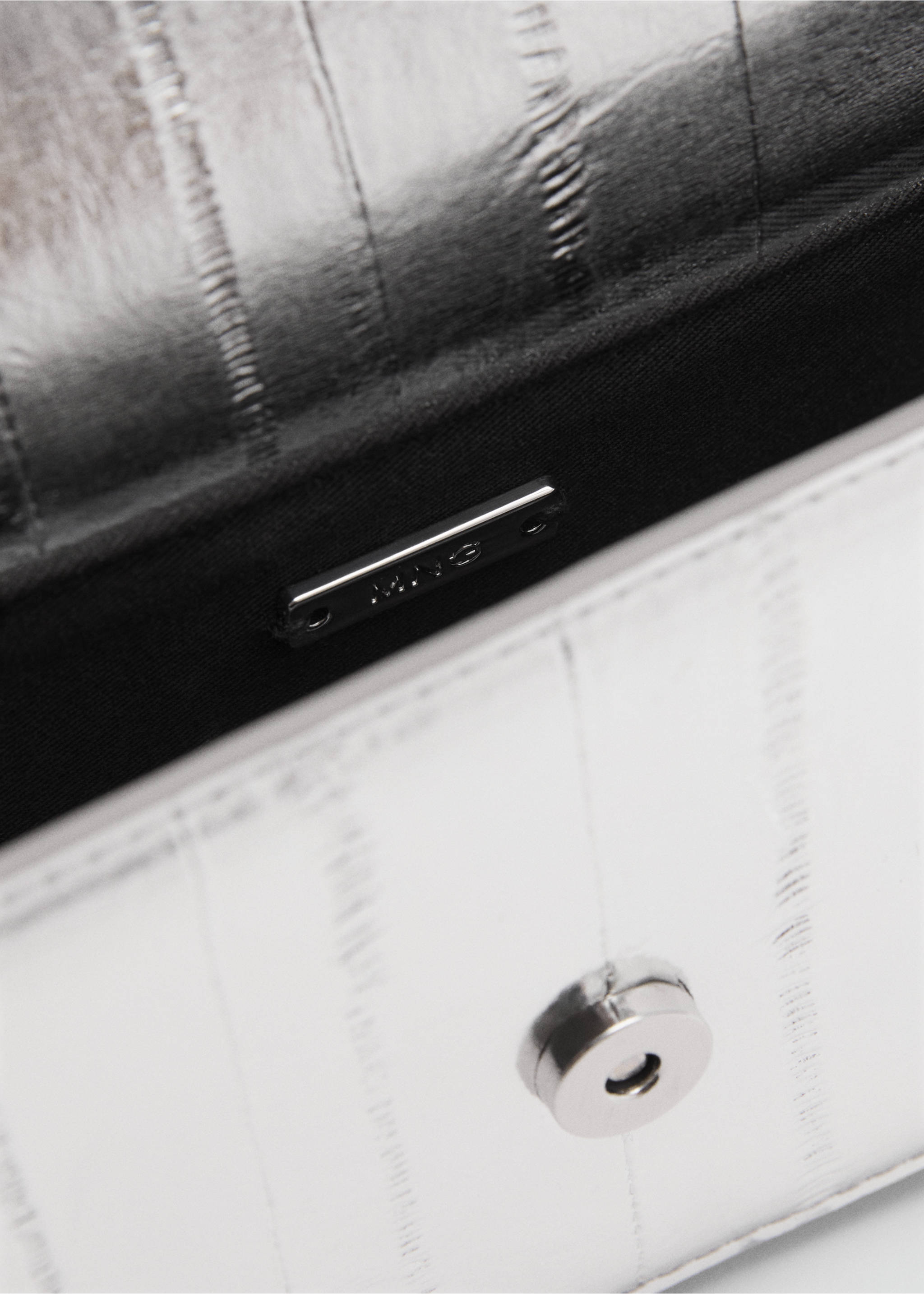 Texturierte Tasche mit Ledereffekt - Detail des Artikels 1, Silber. Ref: 87050297-00.
