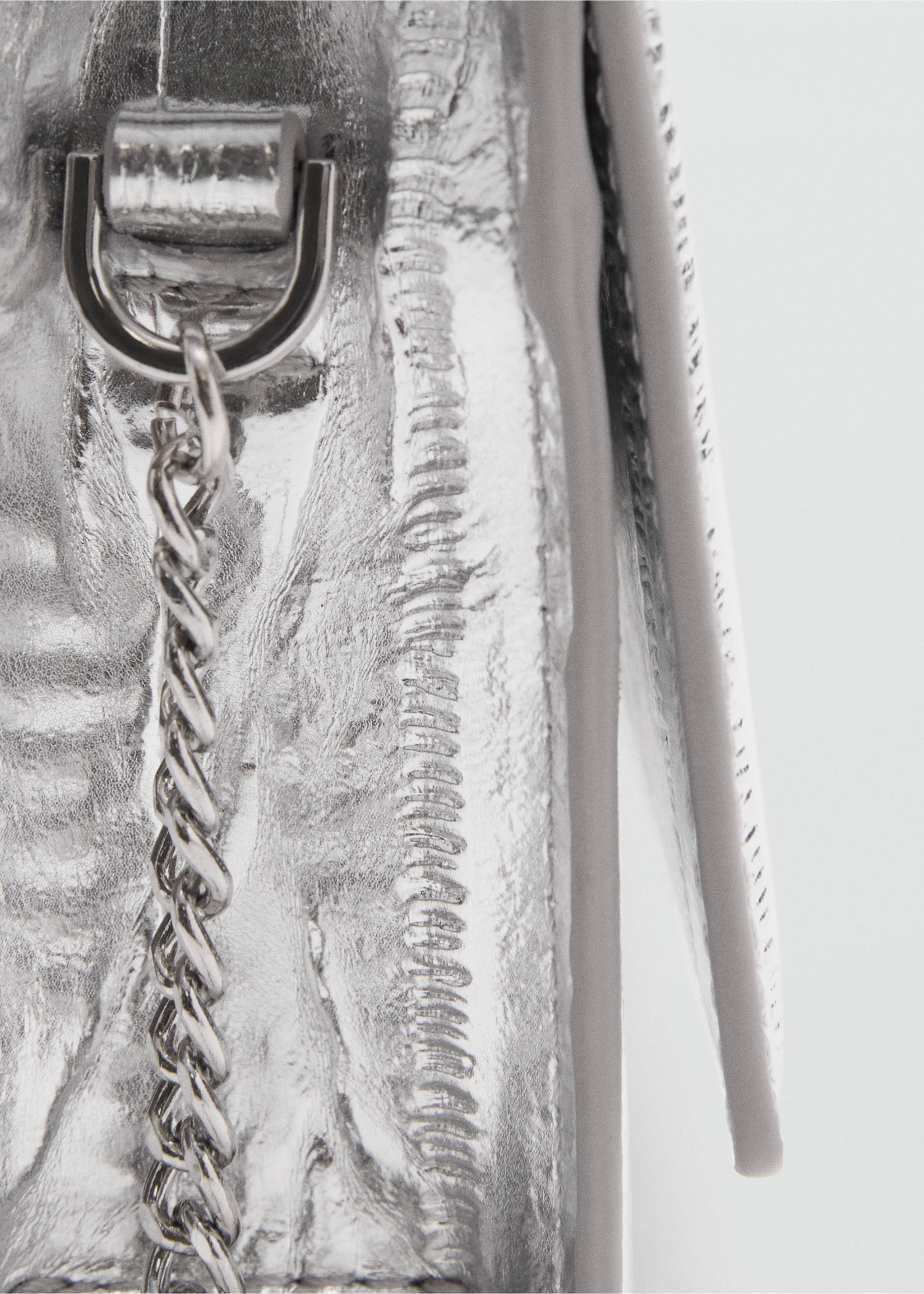 Texturierte Tasche mit Ledereffekt - Detail des Artikels 2, Silber. Ref: 87050297-00.