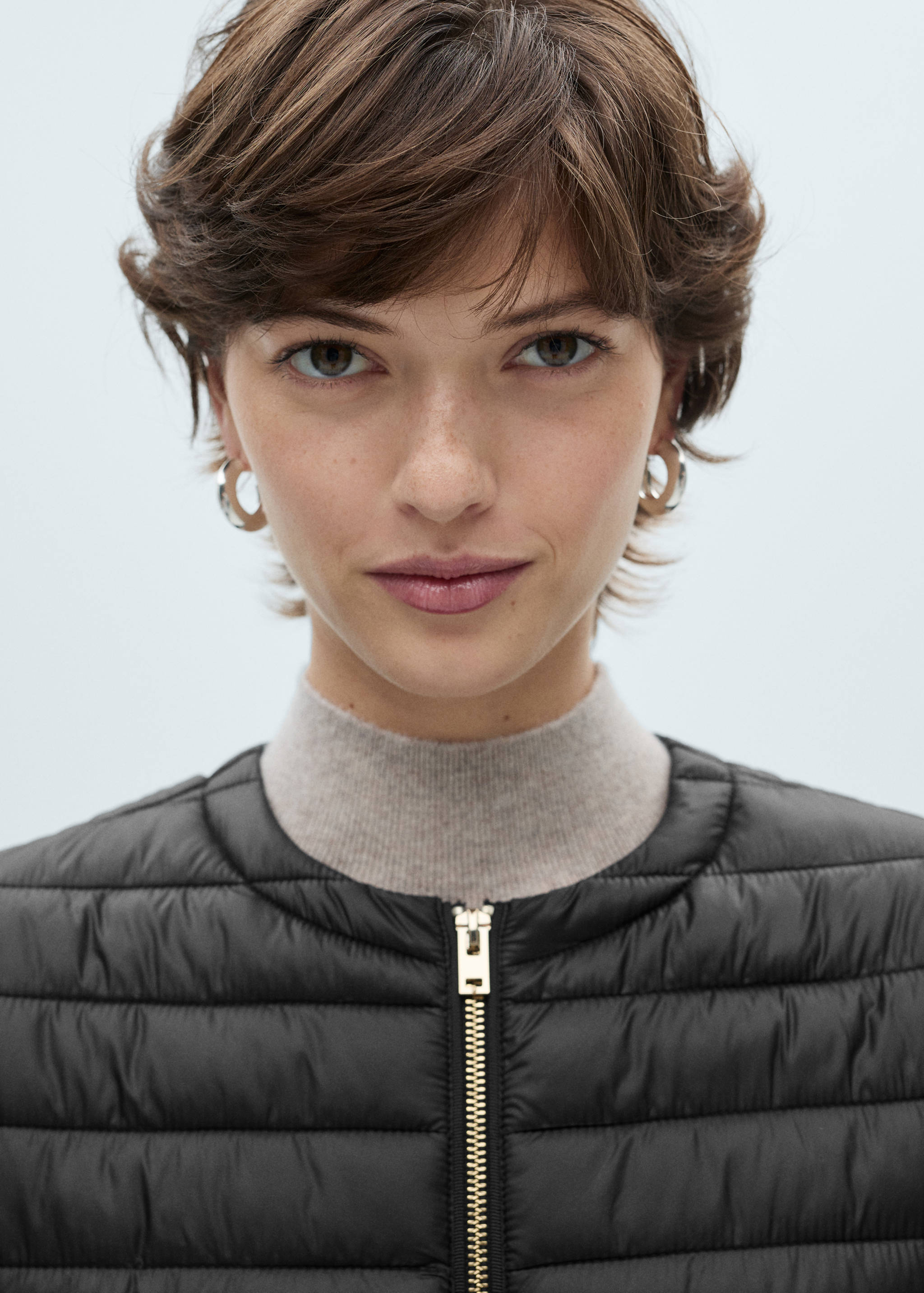 Short padded anorak with pockets - Details of the article 1