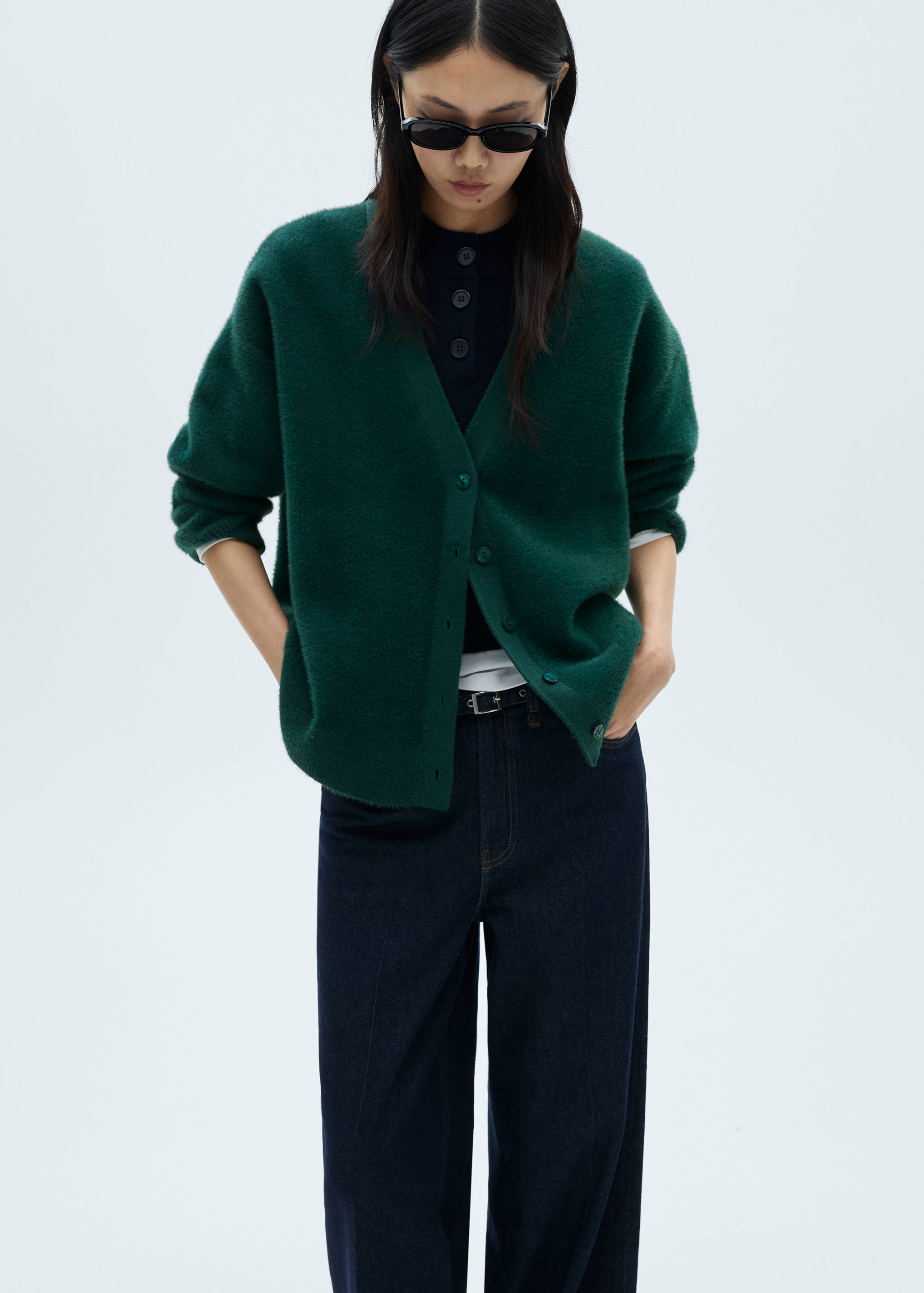 Włochaty kardigan z dzianiny - Plan średni