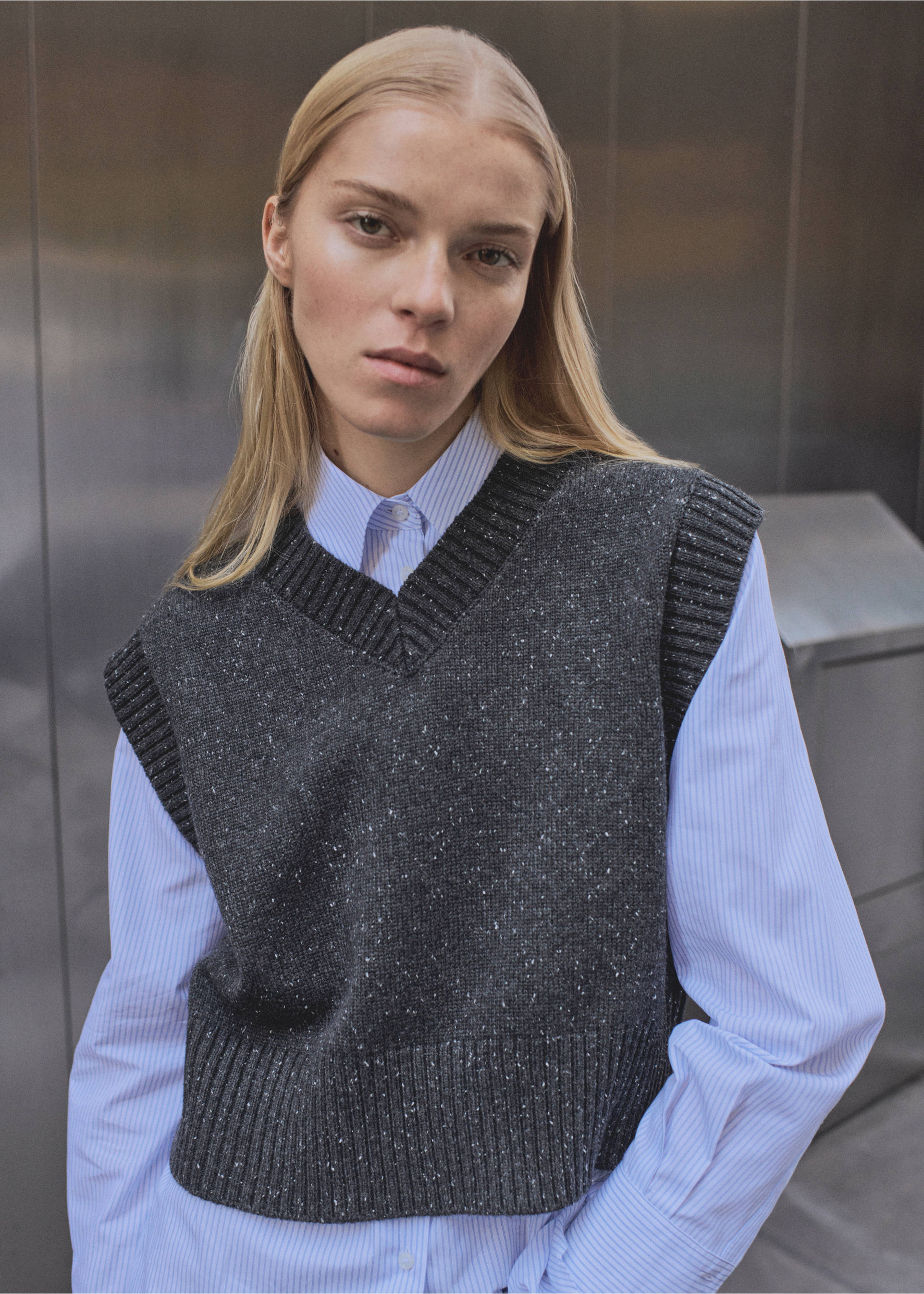 Stickad väst v-ringning - Bild av mittparti, Medium Heather grå. Ref: 87050361-00.