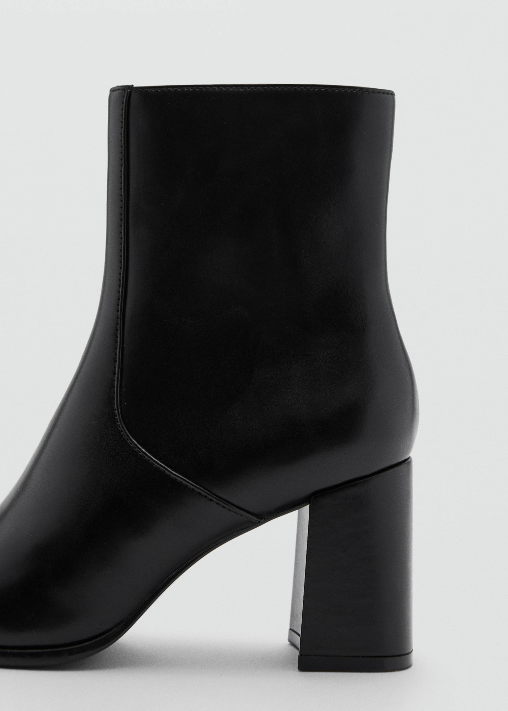 Ankle boots with block heel - Details of the article 1