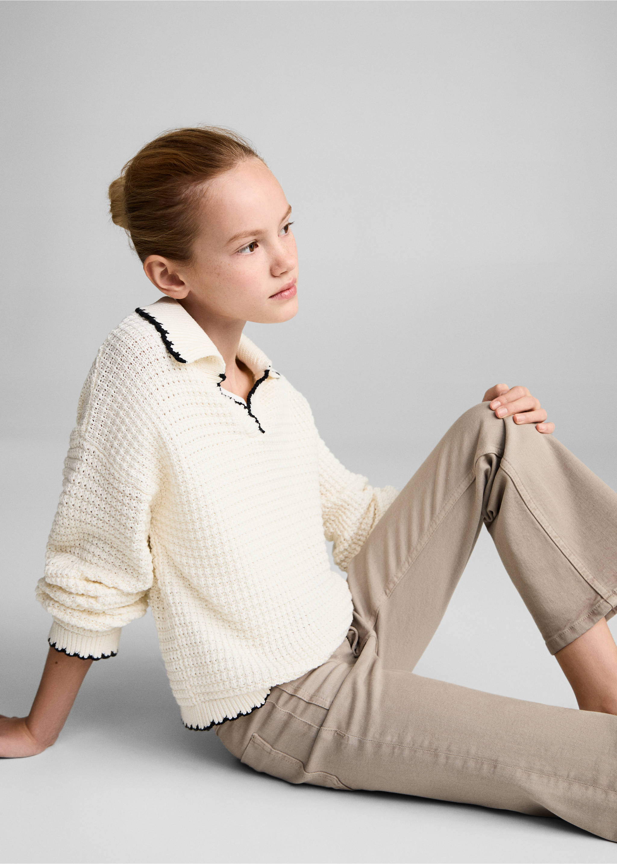 Flared jeans with pocket - Details of the article 2, Sand. Ref: 87050422-00.