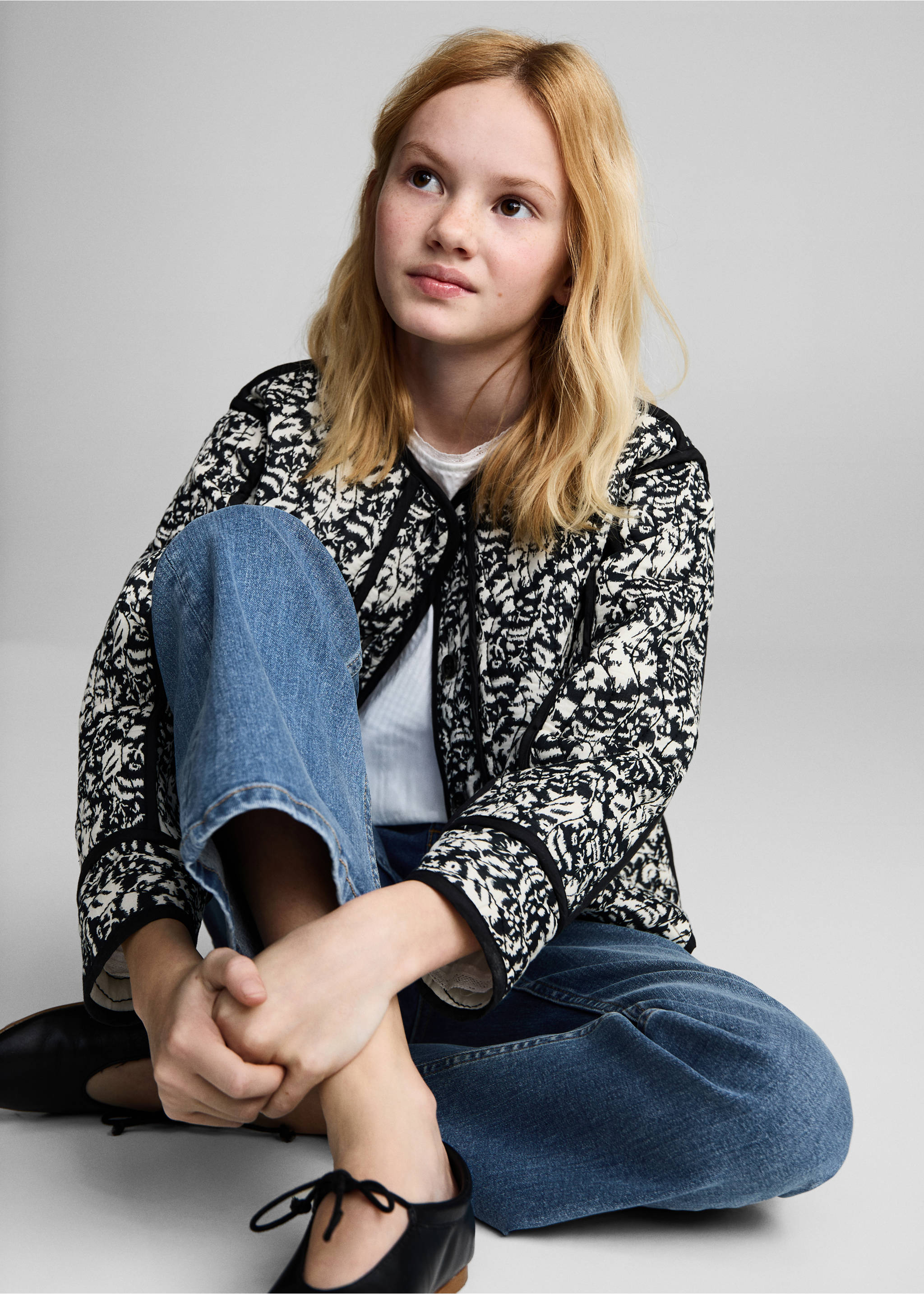 Buttons flare jeans - Details of the article 2, Medium Blue. Ref: 87050423-00.