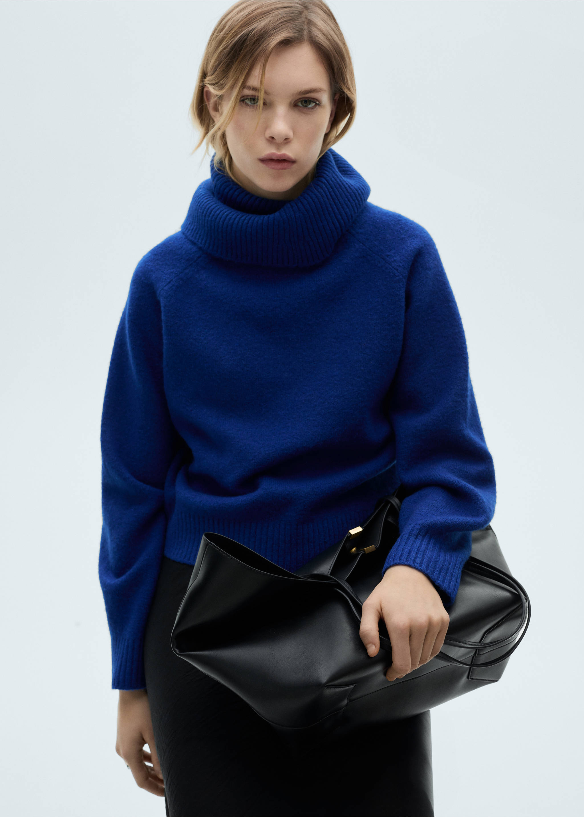 Turtleneck knitted sweater - Medium plane, Vibrant blue. Ref: 87050424-00.