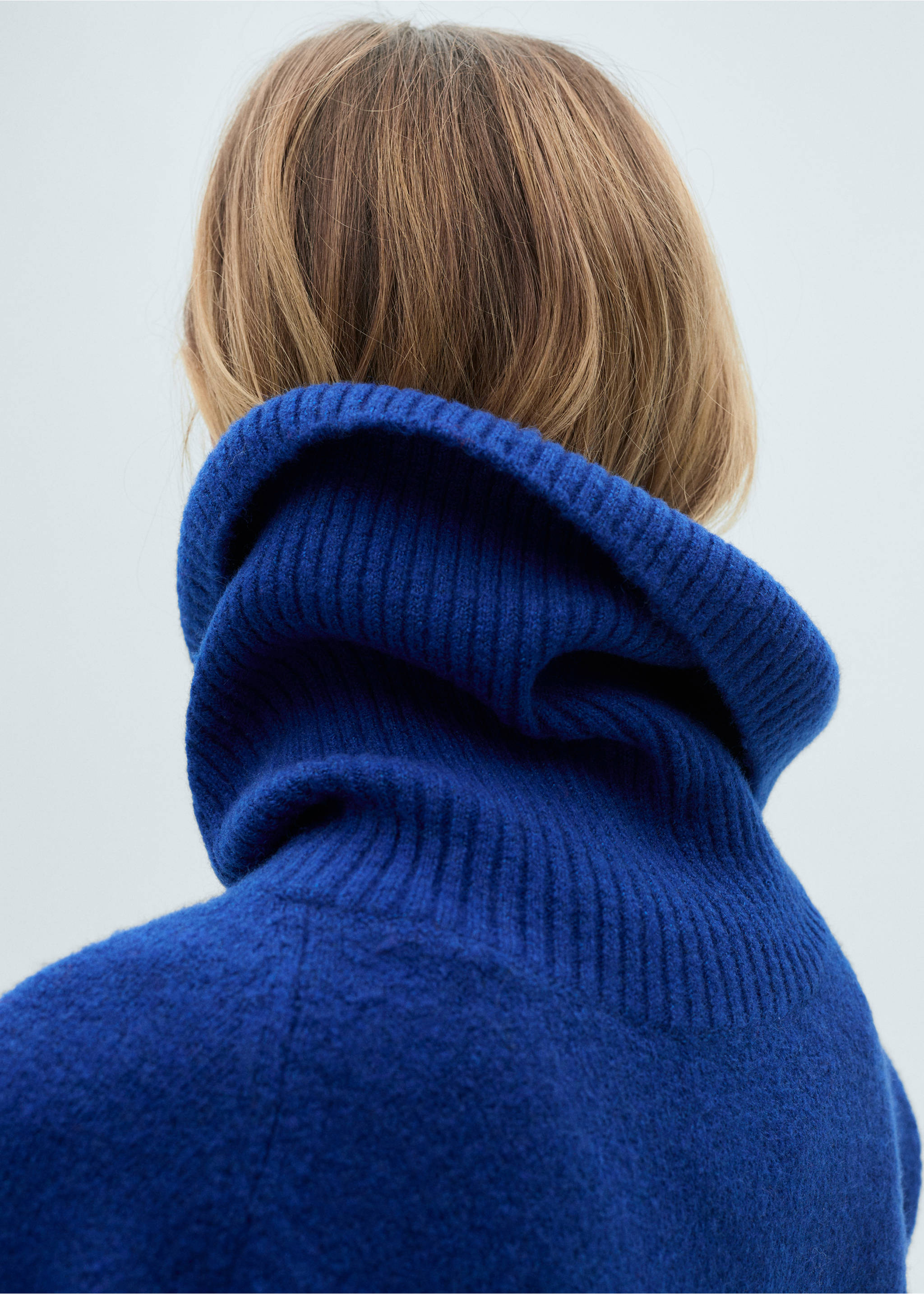 Turtleneck knitted sweater - Details of the article 3, Vibrant blue. Ref: 87050424-00.