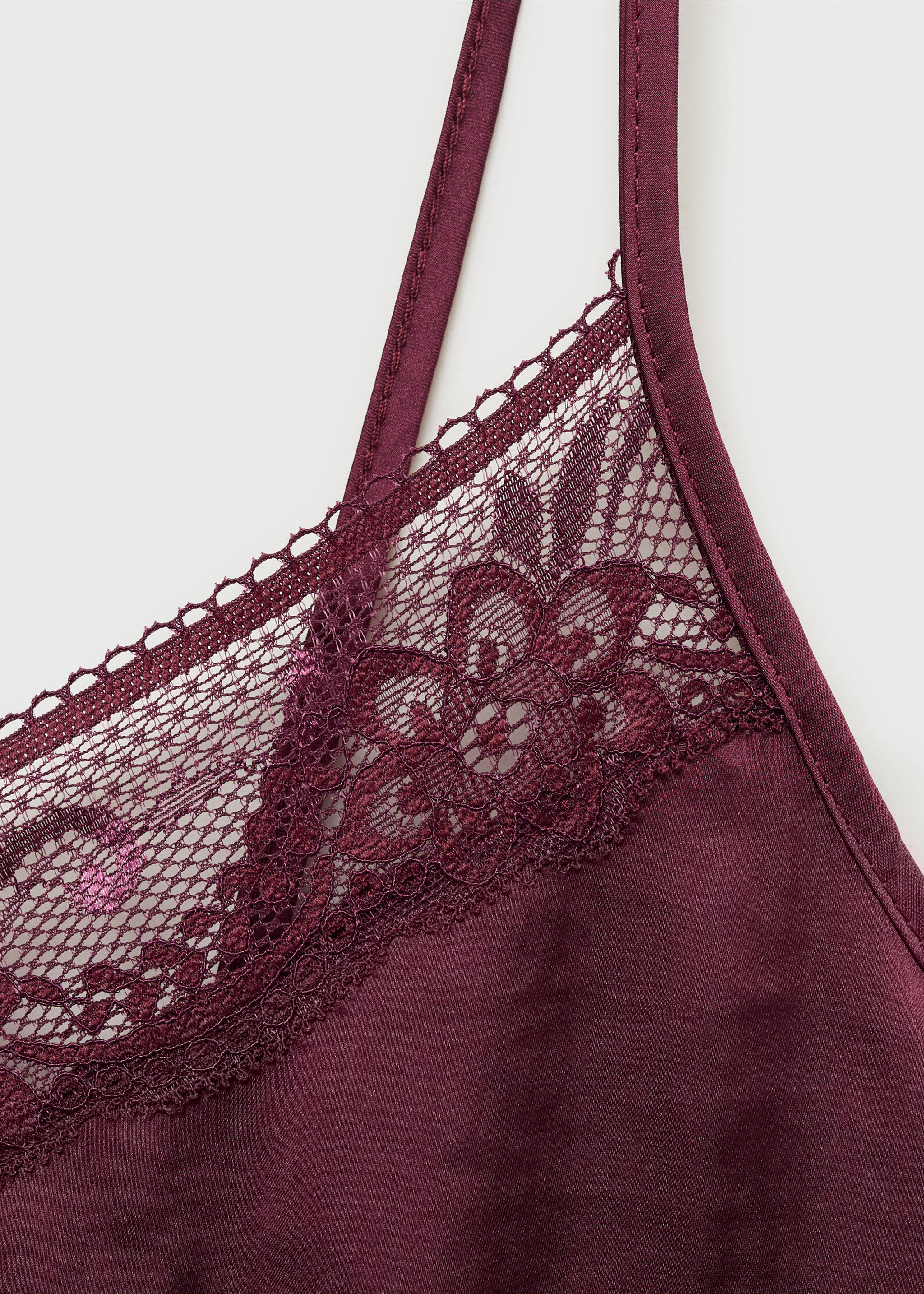 Openwork detail top - Details of the article 8, Burgundy. Ref: 87050458-00.