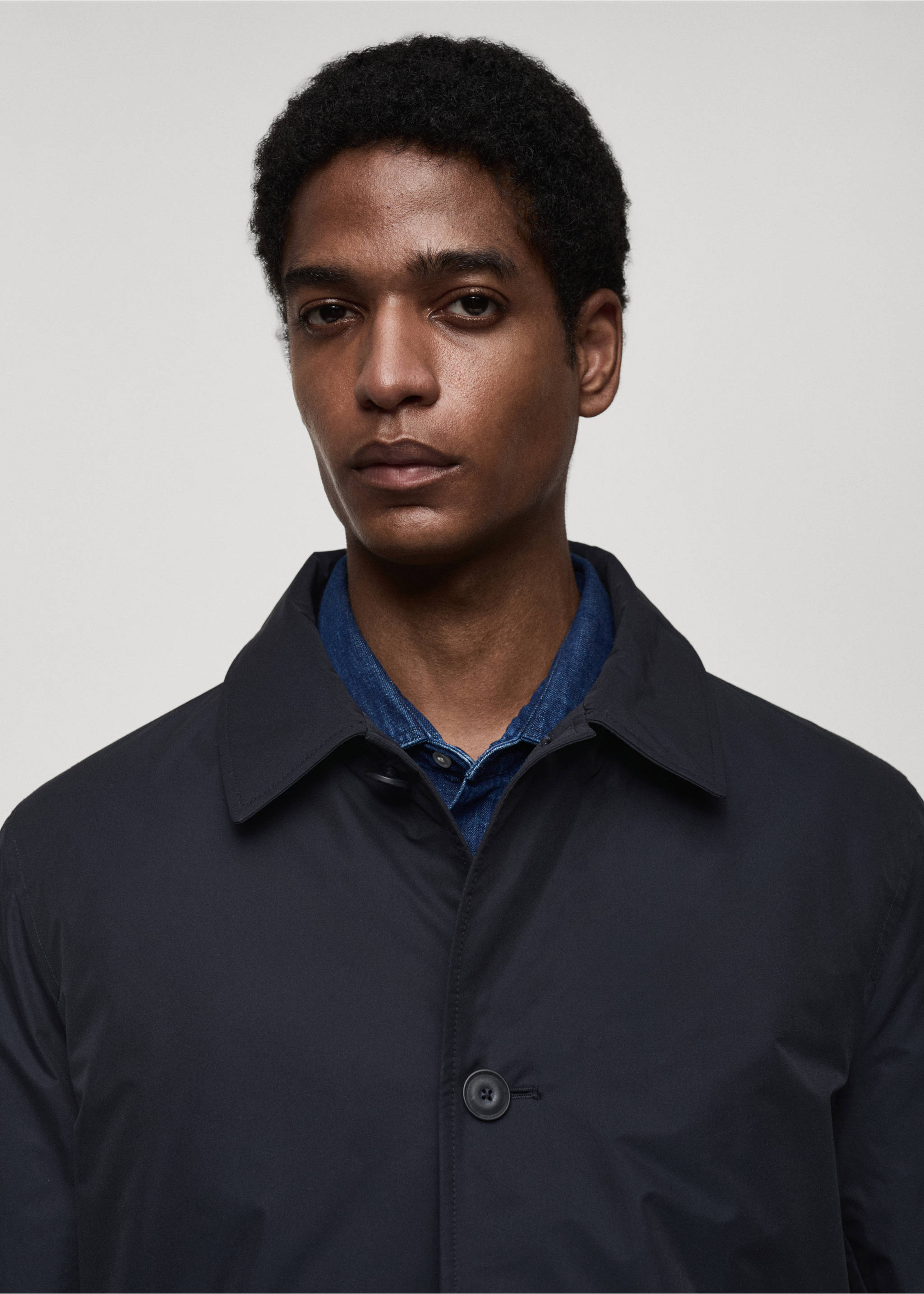 Gavardina embuatada water repellent - Detall de l'article 1, Blau marí fosc. Ref: 87050574-00.