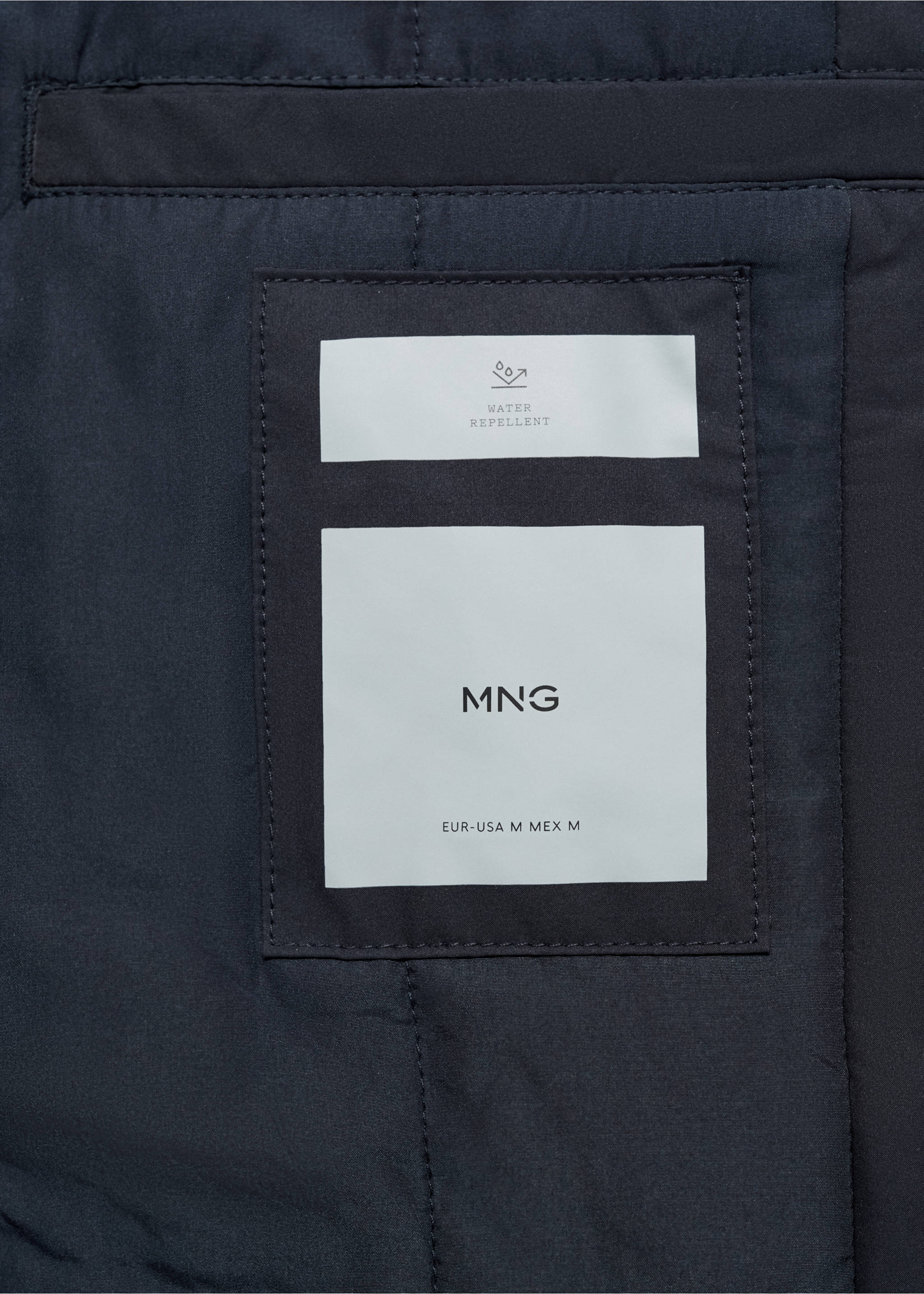 Gavardina embuatada water repellent - Detall de l'article 0, Blau marí fosc. Ref: 87050574-00.