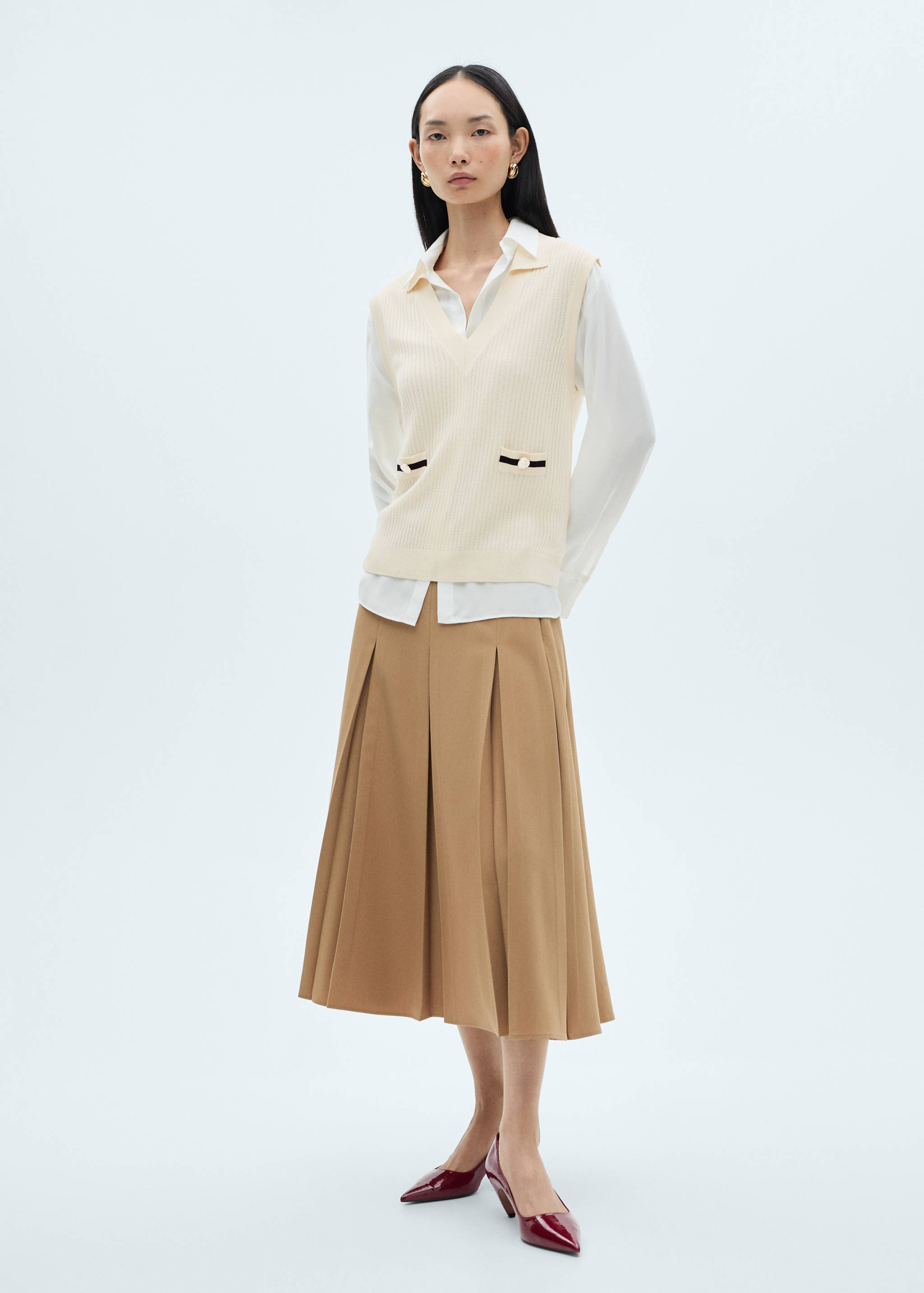 Knitted gilet with contrasting pockets - General plane