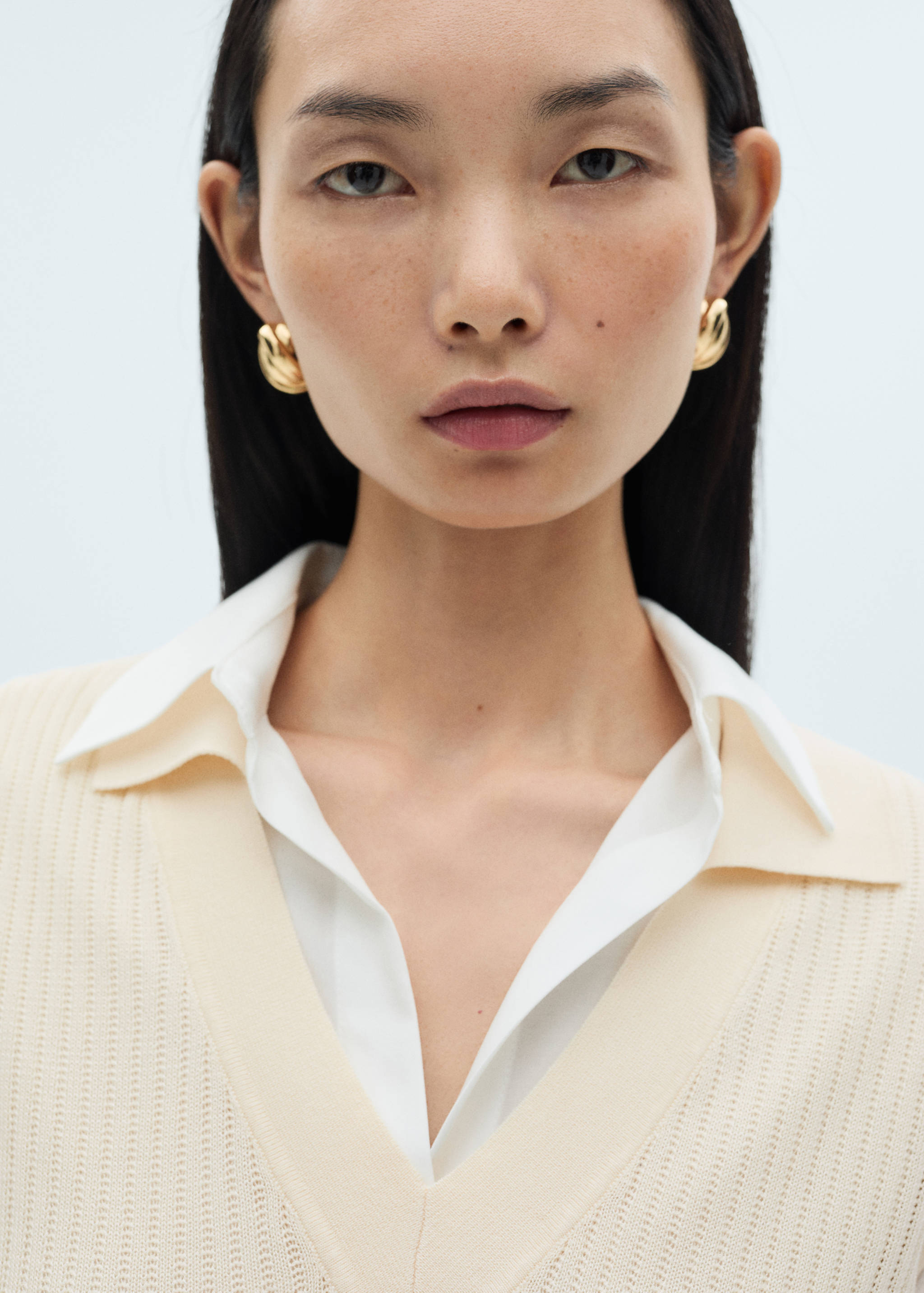 Knitted gilet with contrasting pockets - Details of the article 1