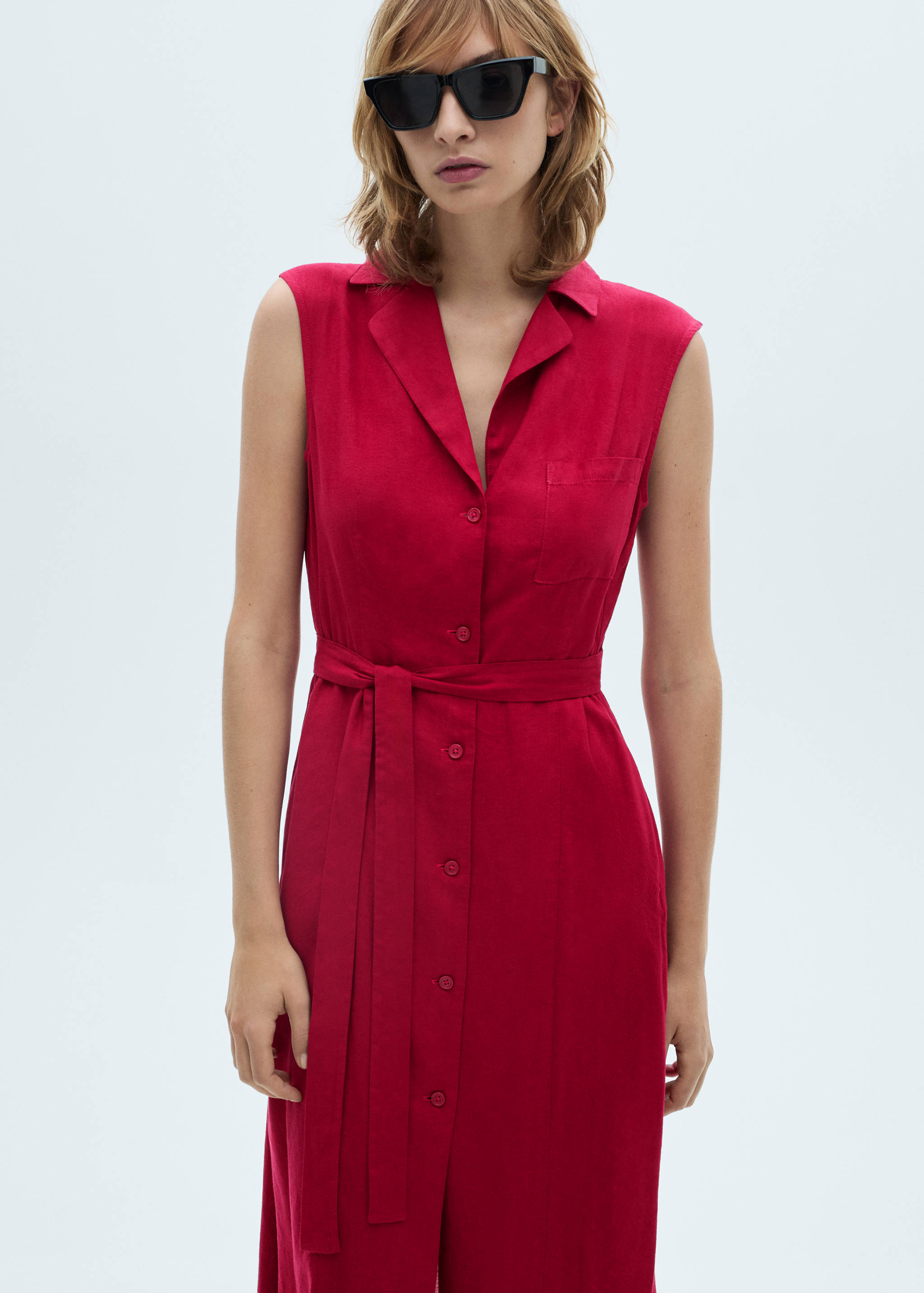 Hemdblusenkleid aus Leinen mit Gürtel - Mittlere Ansicht