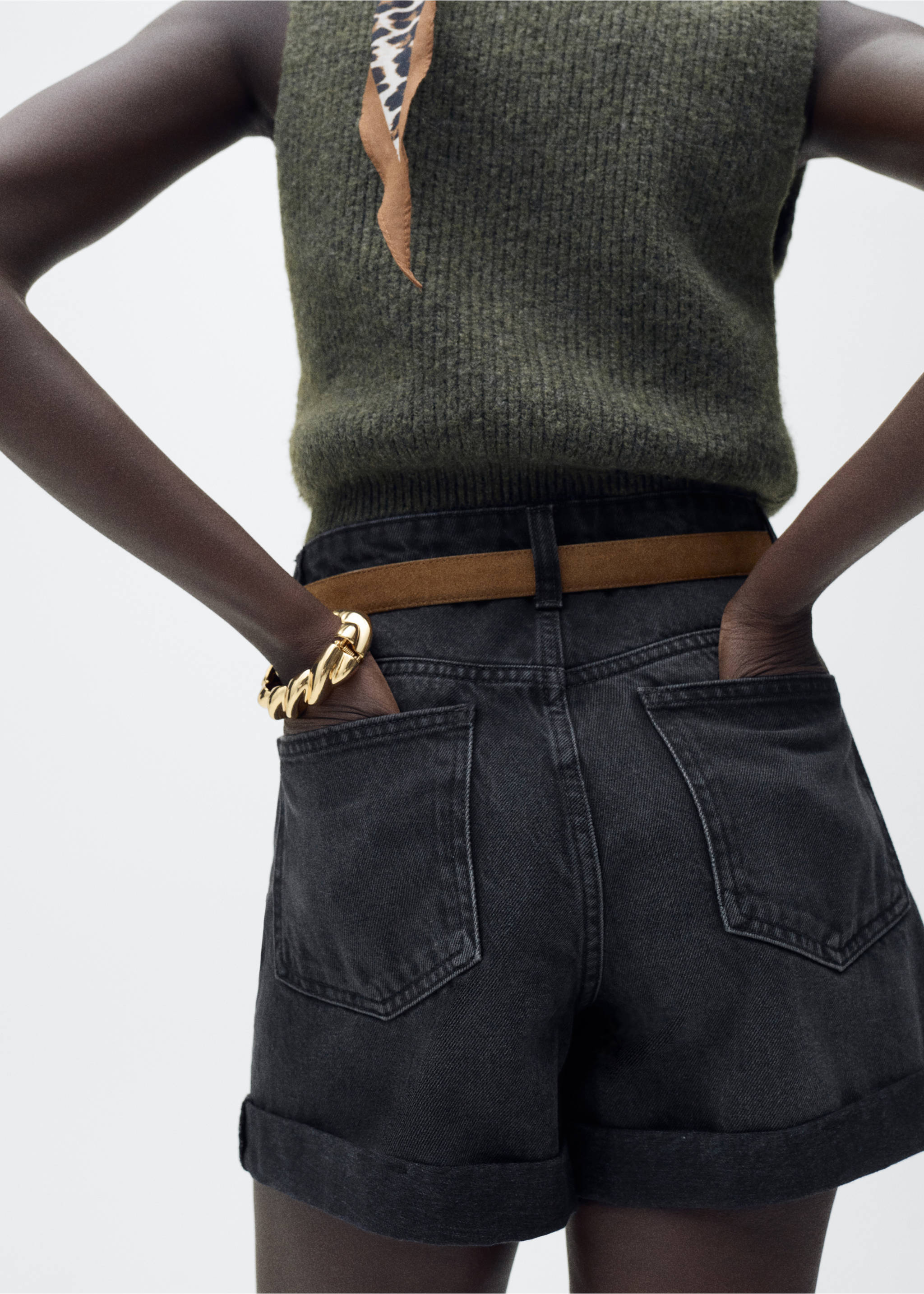 Calções de ganga mom-fit com cintura alta - Pormenor do artigo 6, Black denim. Ref: 87050602-00.