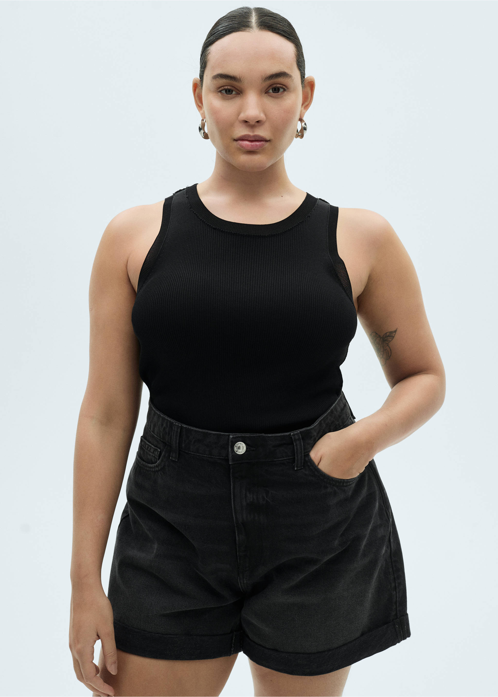 Calções de ganga mom-fit com cintura alta - Pormenor do artigo 5, Black denim. Ref: 87050602-00.