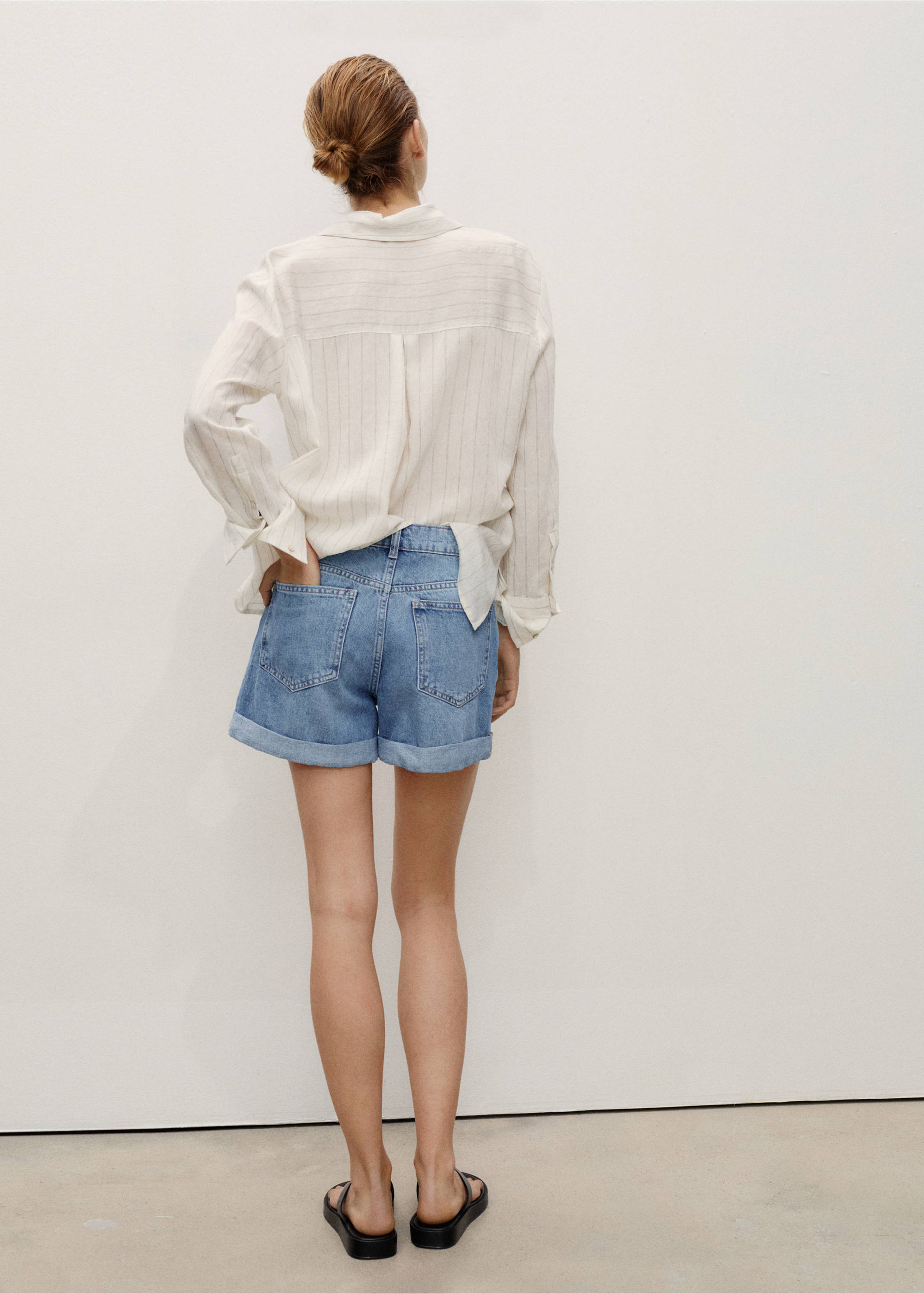 Shorts denim mom-fit tiro alto - Reverso del artículo, Azul medio. Ref: 87050603-00.