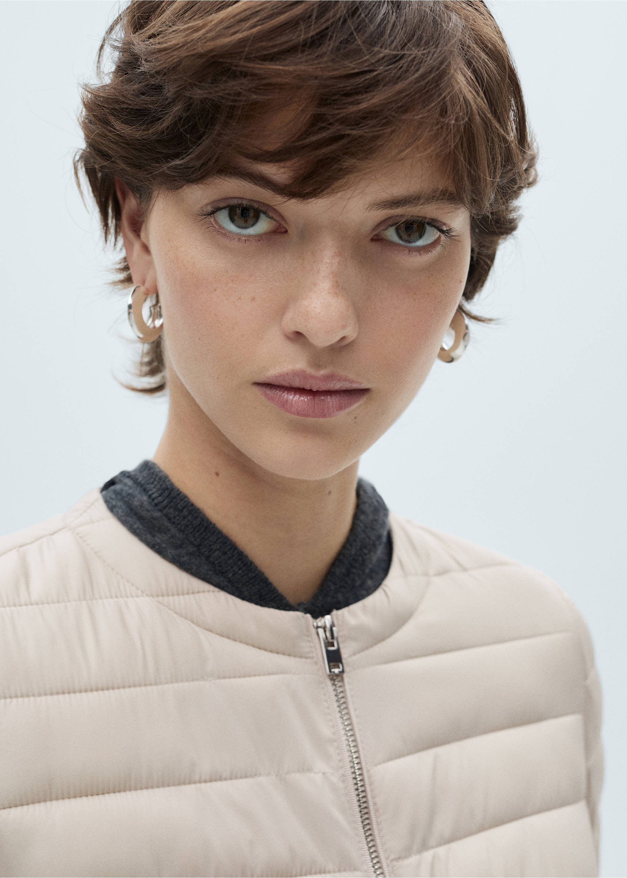 Short padded anorak with pockets - Details of the article 1, Ecru. Ref: 87050617-00.