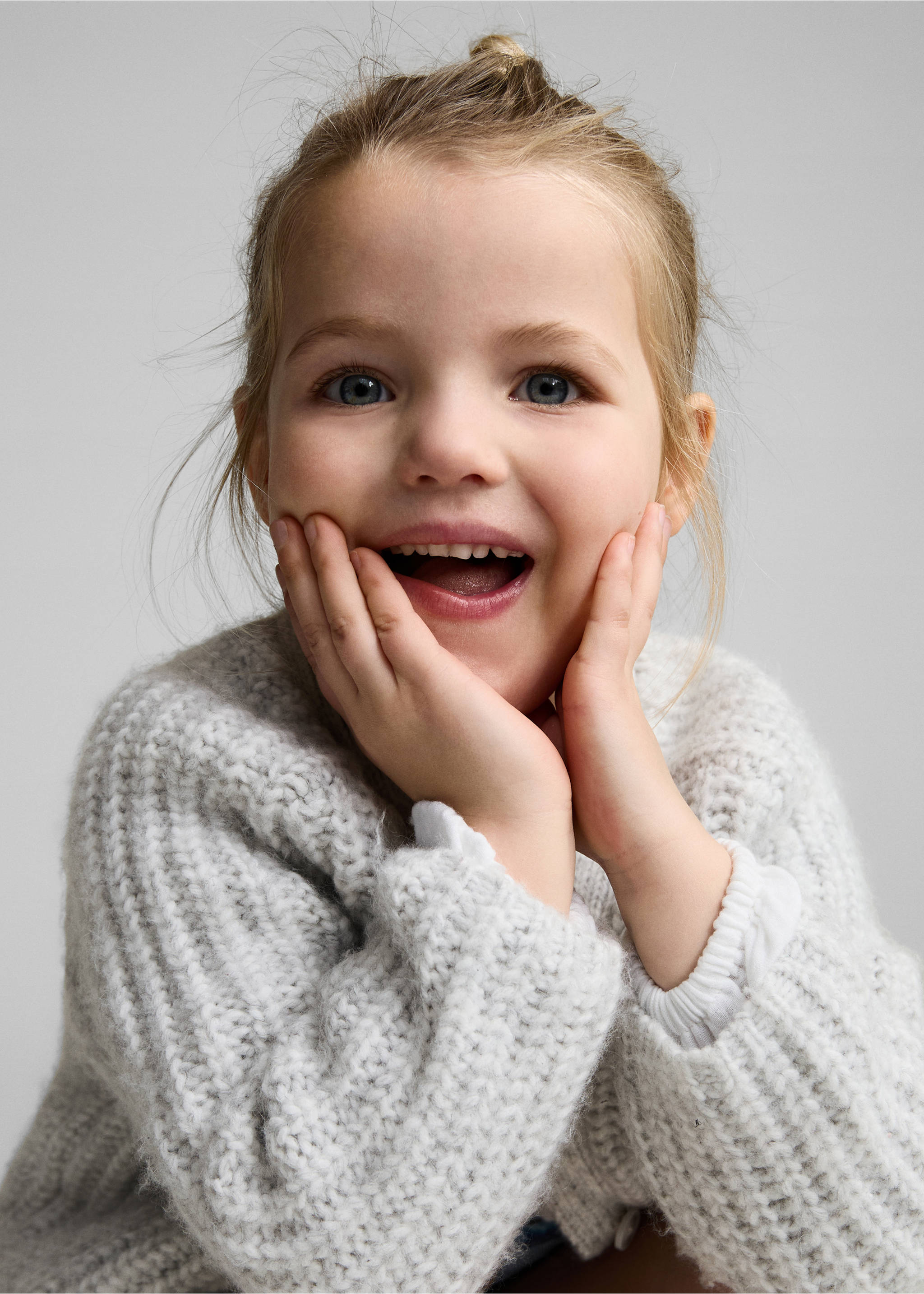 Strickcardigan mit Knöpfen - Detail des Artikels 1, Hellgrau meliert. Ref: 87050639-00.