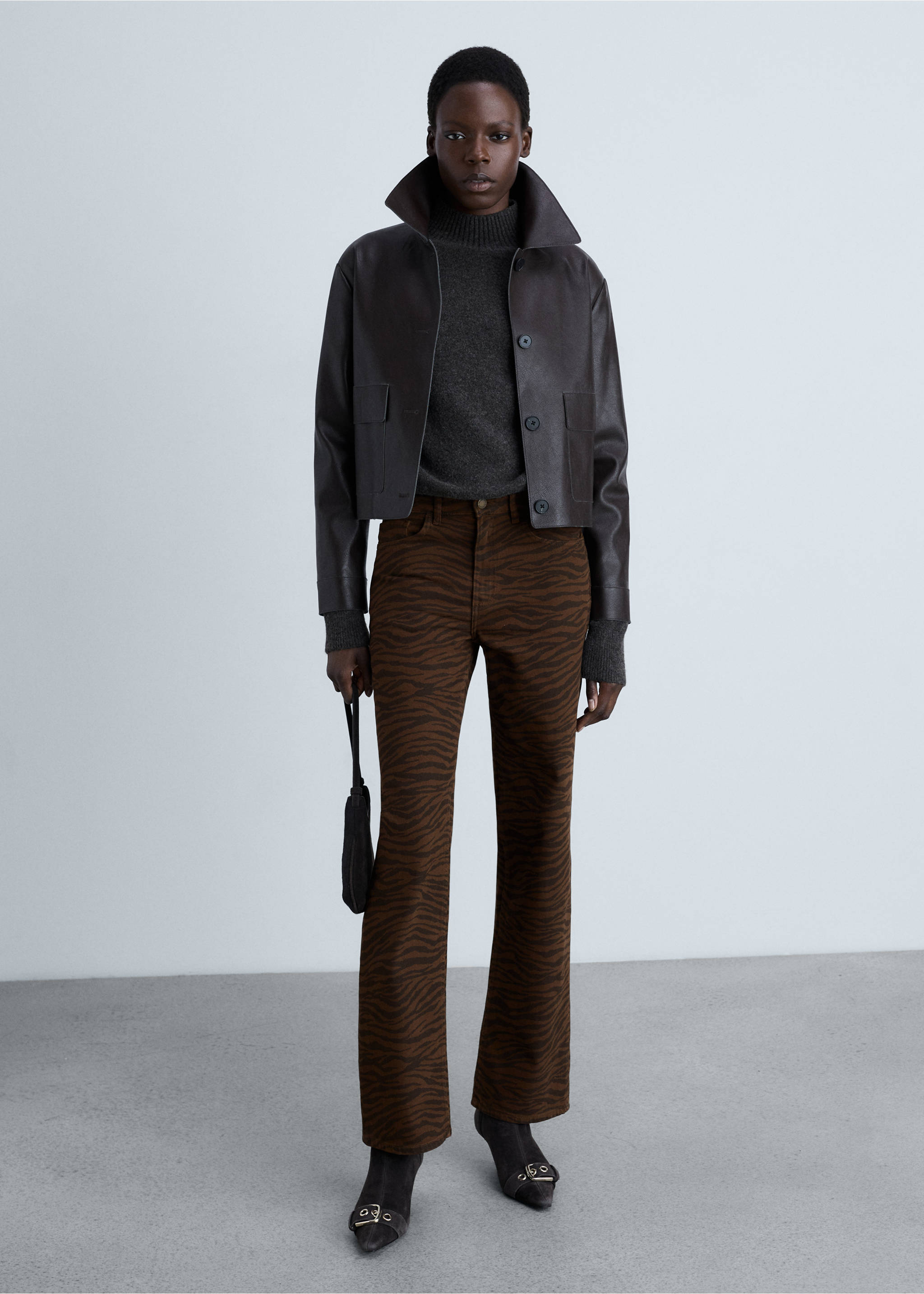 Jean droit imprimé zèbre - Plan général, Chocolat. Ref: 87050652-00.