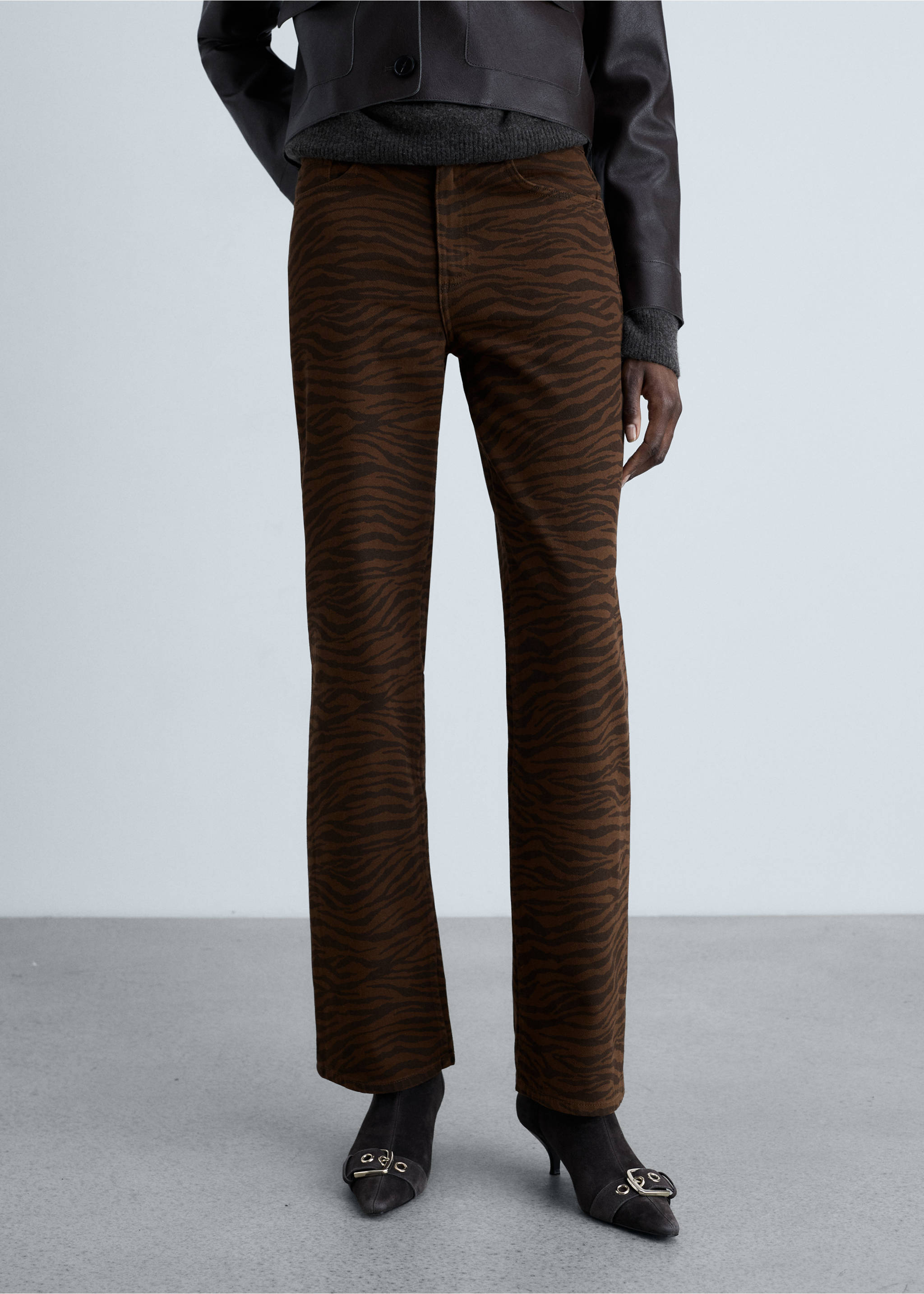 Jean droit imprimé zèbre - Plan moyen, Chocolat. Ref: 87050652-00.