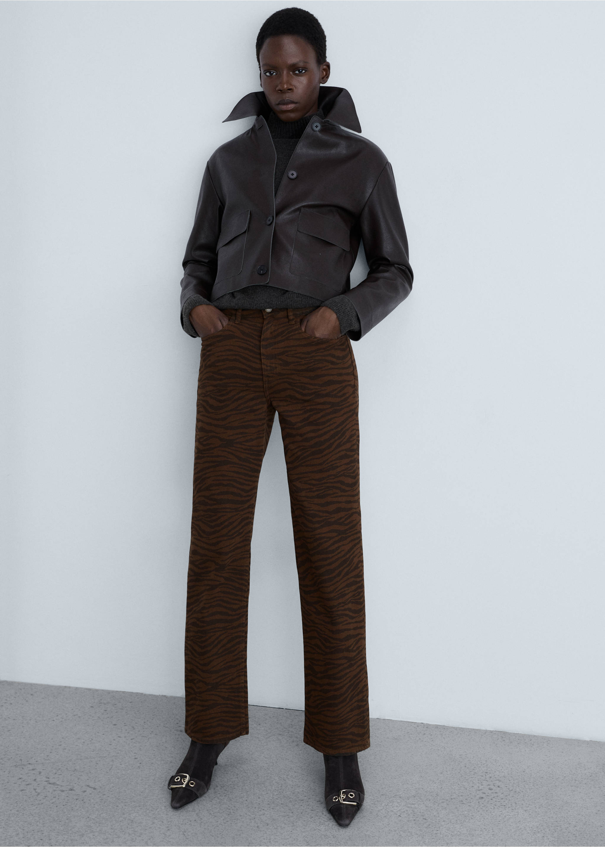 Jean droit imprimé zèbre - Détail de l'article 2, Chocolat. Ref: 87050652-00.